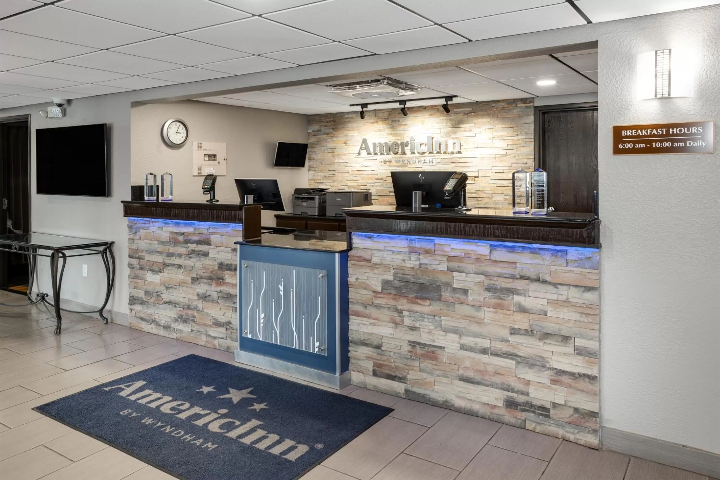 Lobby or reception in AmericInn by Wyndham Plover Stevens Point