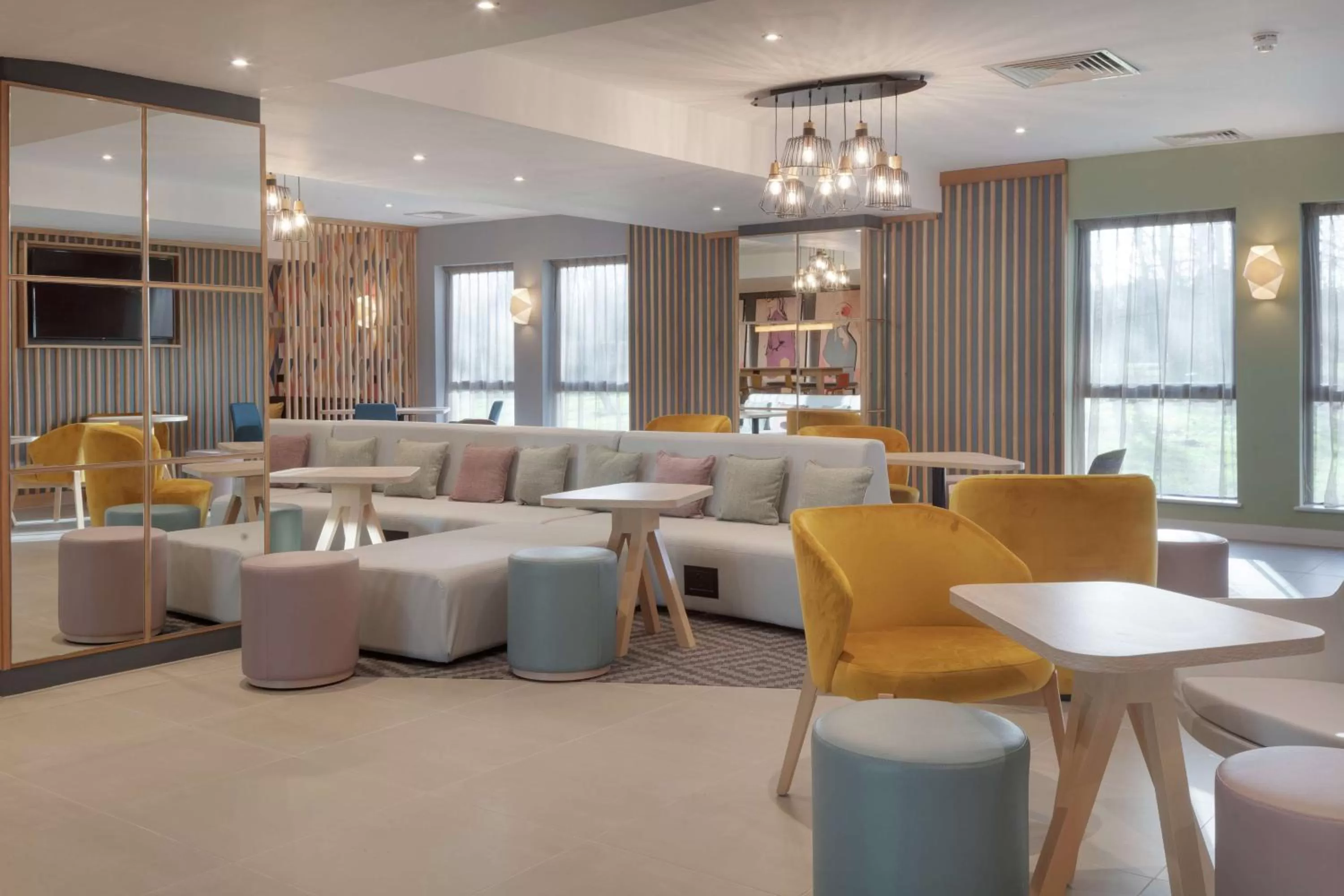 Lobby or reception in Hampton by Hilton Corby