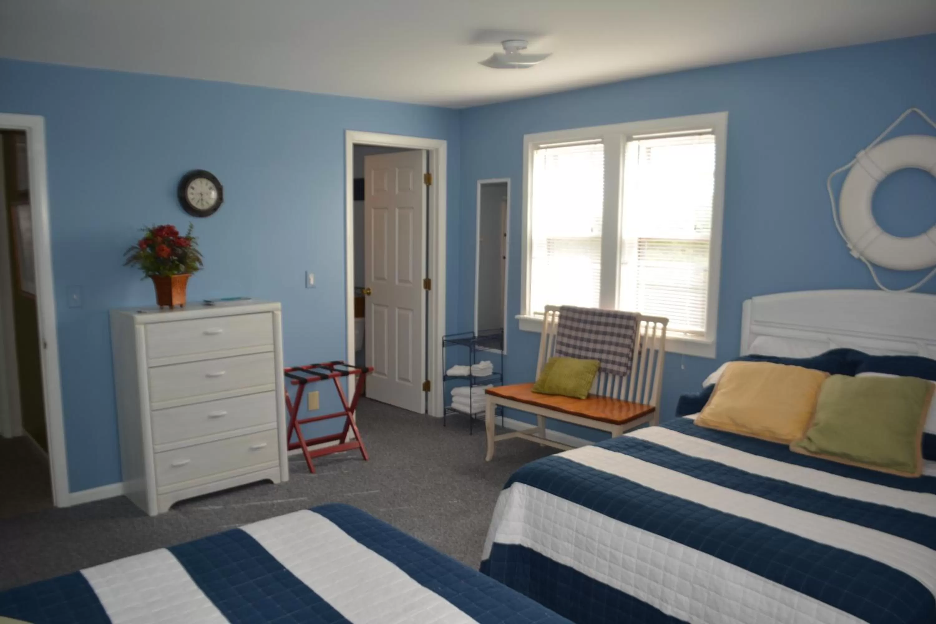 Kitchen or kitchenette, Bed in Chateau Country Inn and Captain's Cottage