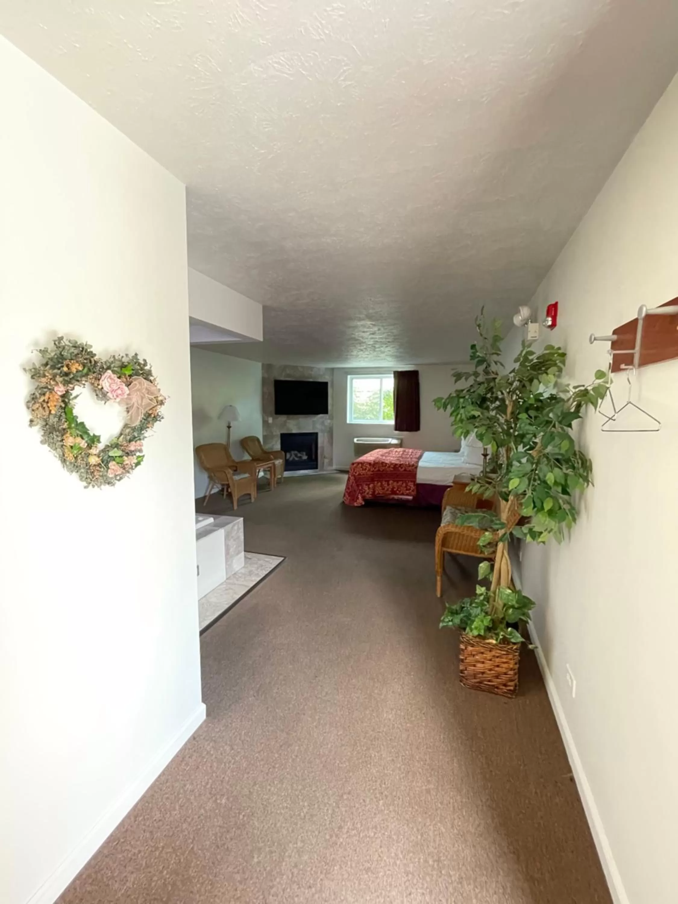 Photo of the whole room, Bed in VIBE INN - WHIRLPOOLS SUITES - Lyons