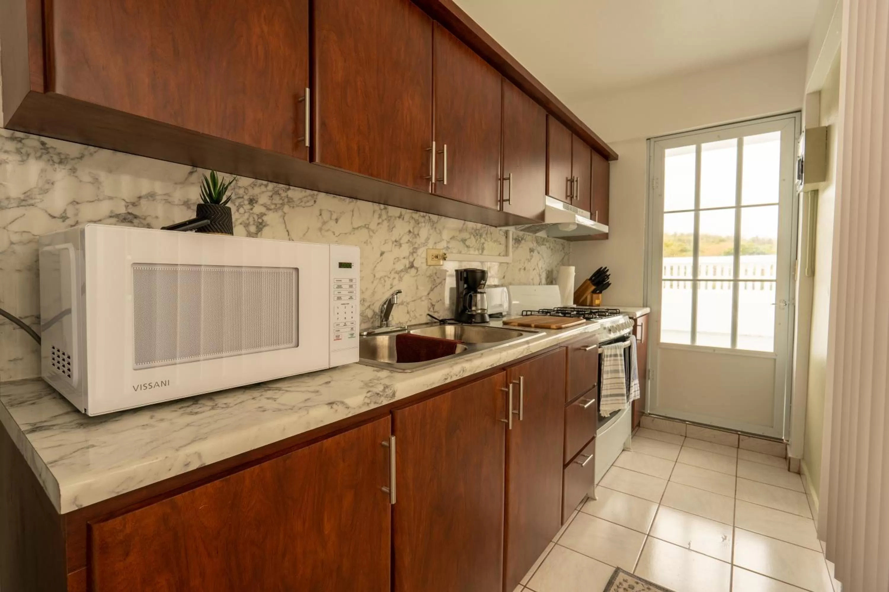 Kitchen/Kitchenette in El Flamingo Beach Club