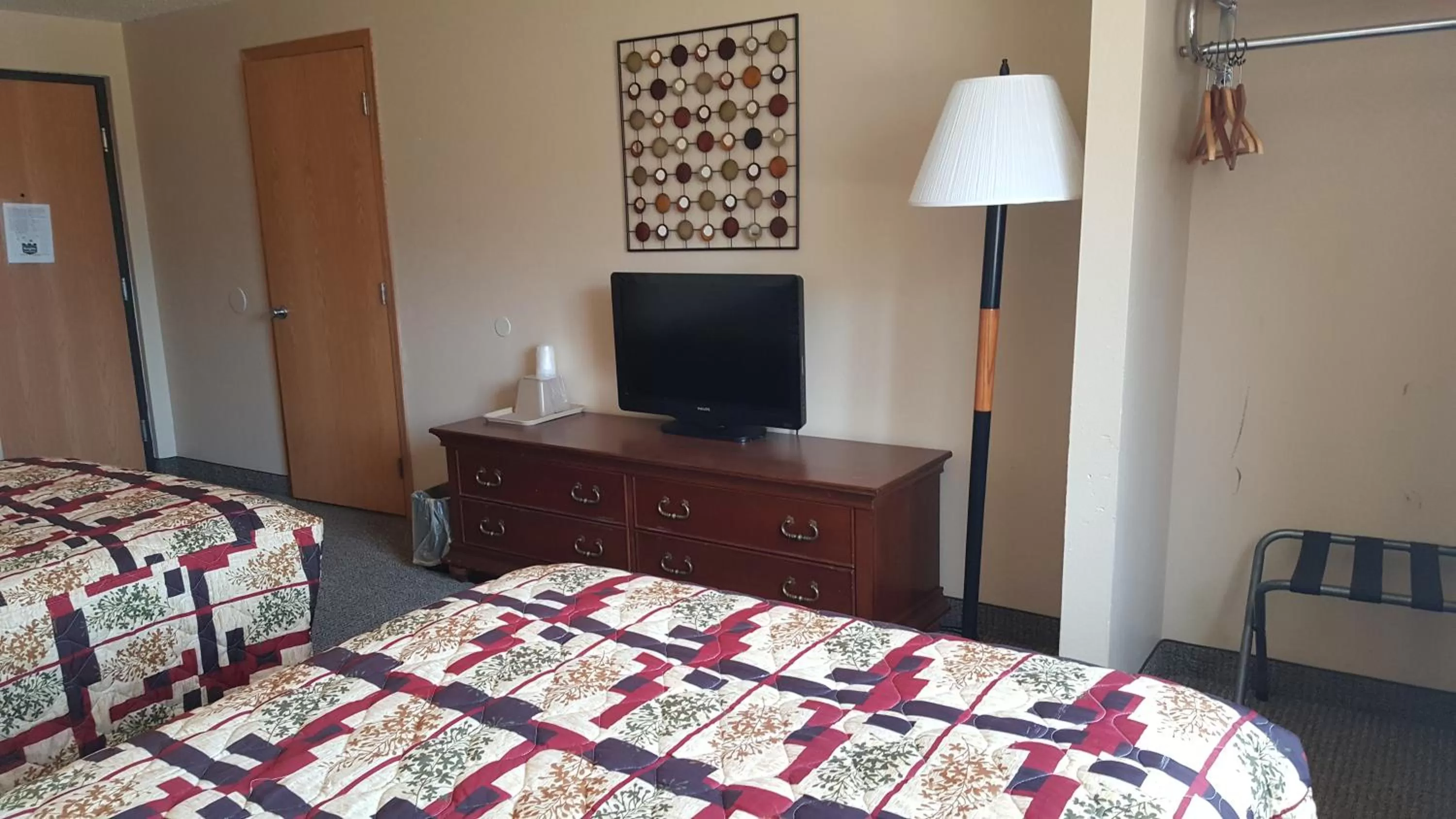 Bedroom, Bed in Knights Inn and Suites - Grand Forks