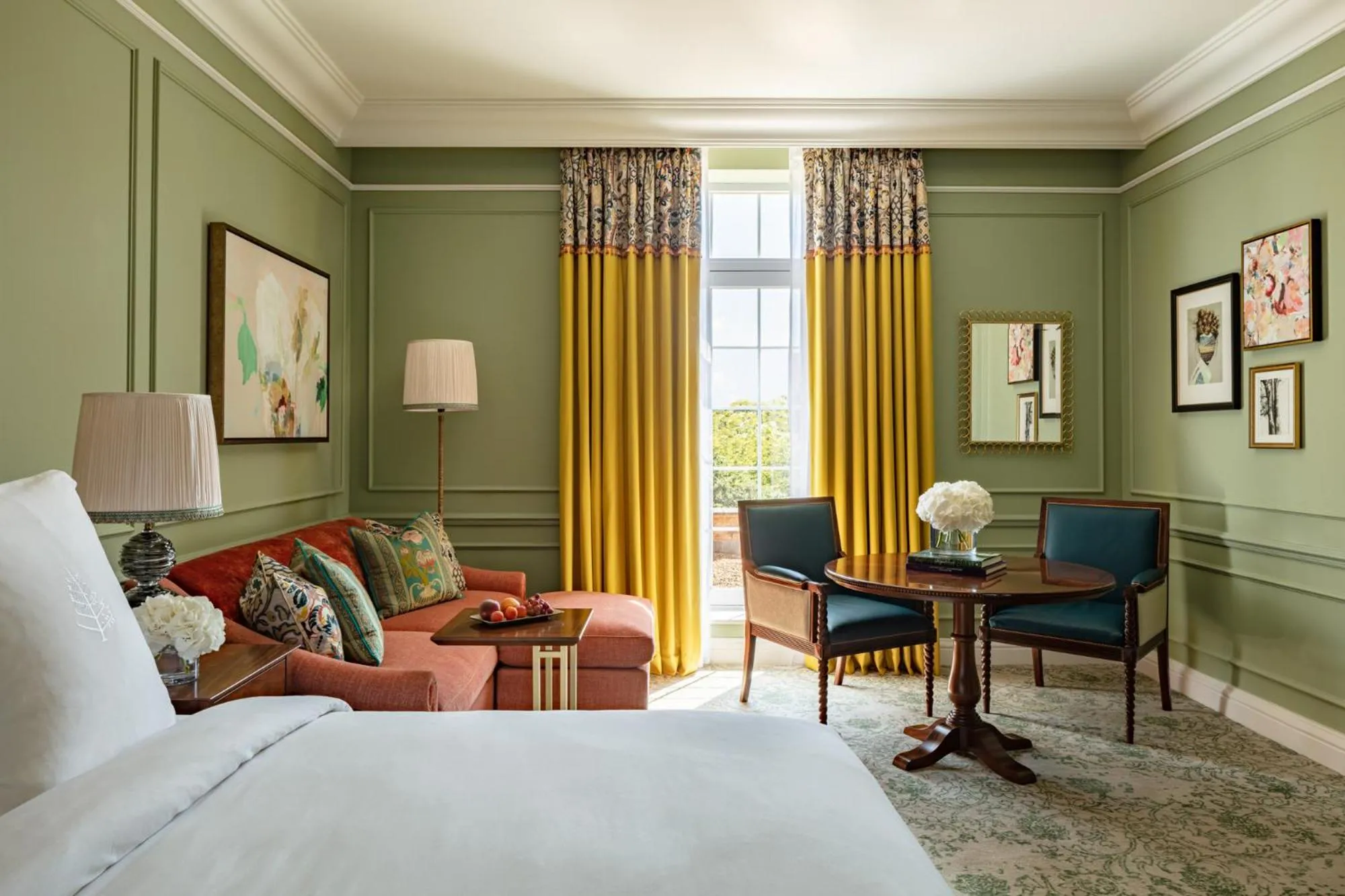 Living room, Bed in Four Seasons Hotel Hampshire