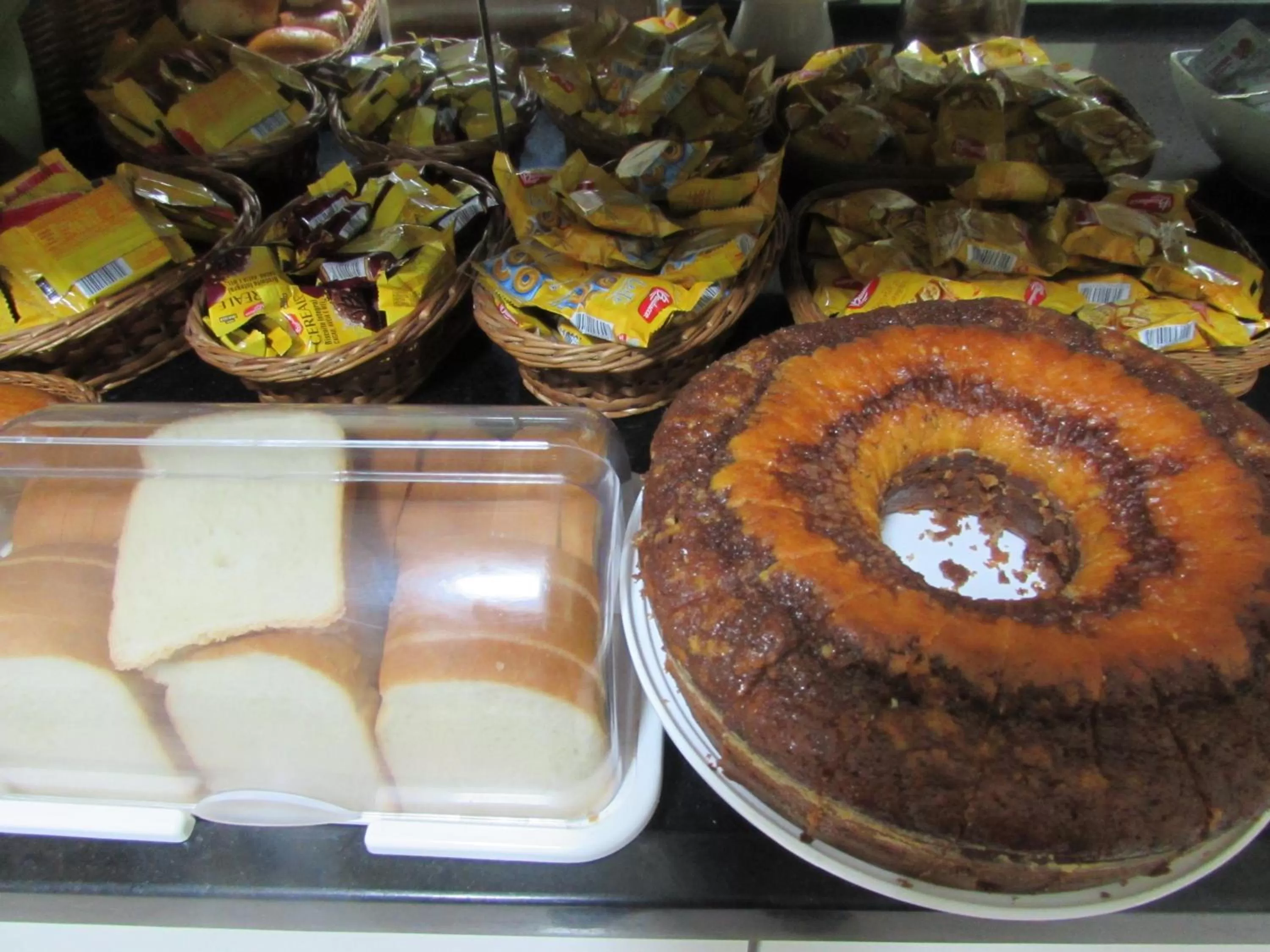 Food in Hotel Monteneve a 2 minutos do Bom Retiro, a 8 minutos da 25 de Março a 100 metros da estação de trem para Aeroporto Internacional de Guarulhos