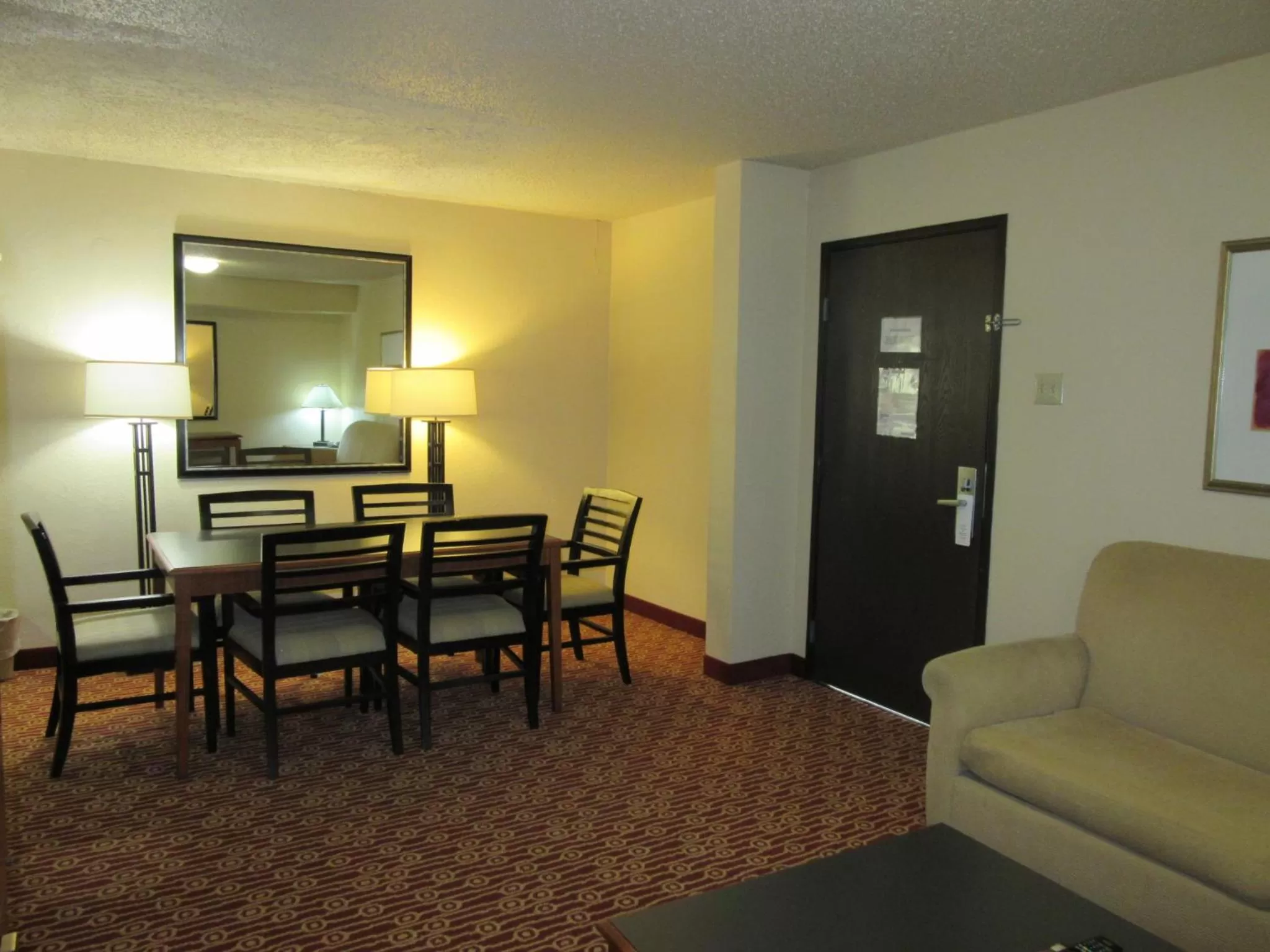 Dining area in Atrium Hotel and Suites DFW Airport