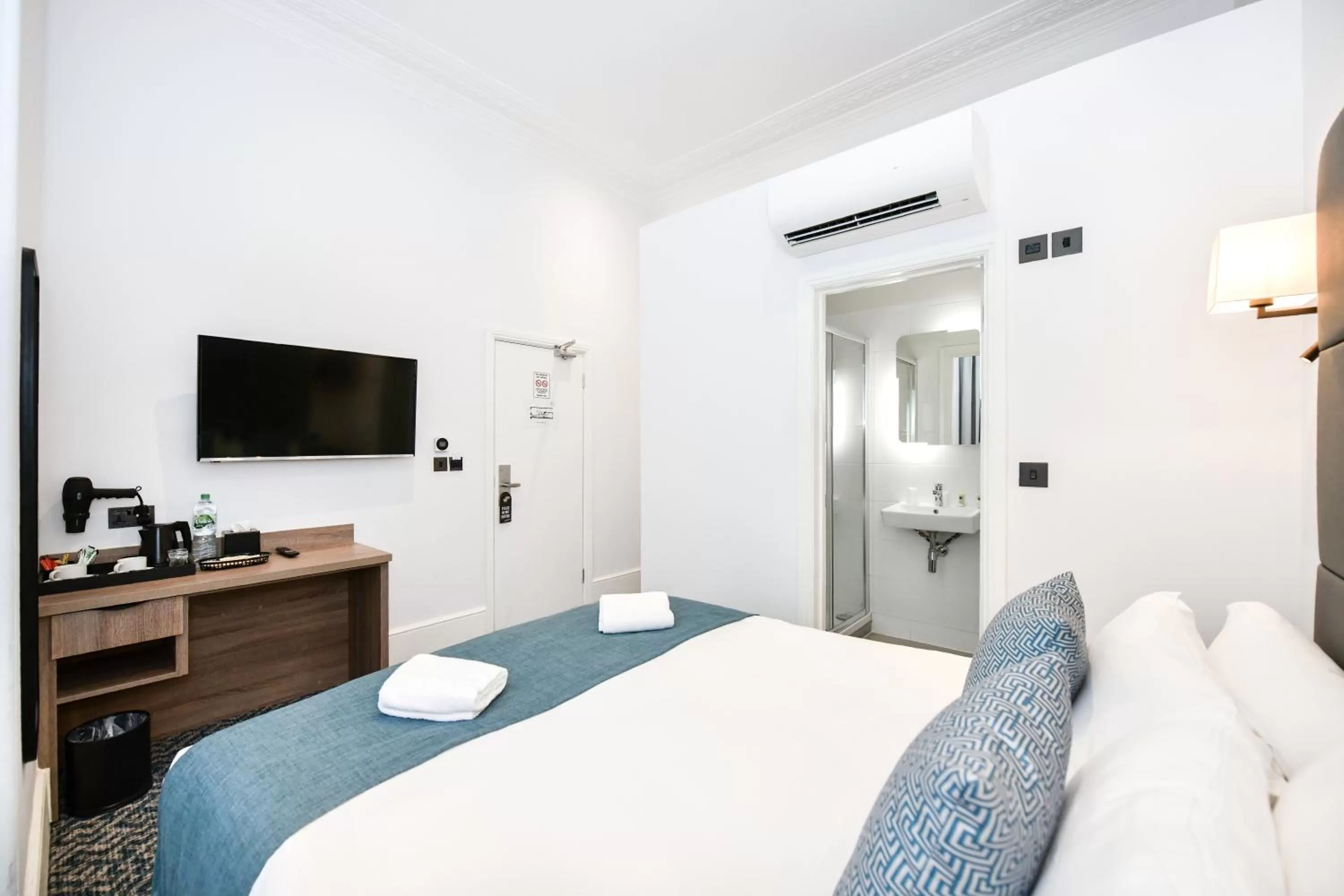 Bedroom, Bed in The J Hyde Park - A Park Avenue Hotel