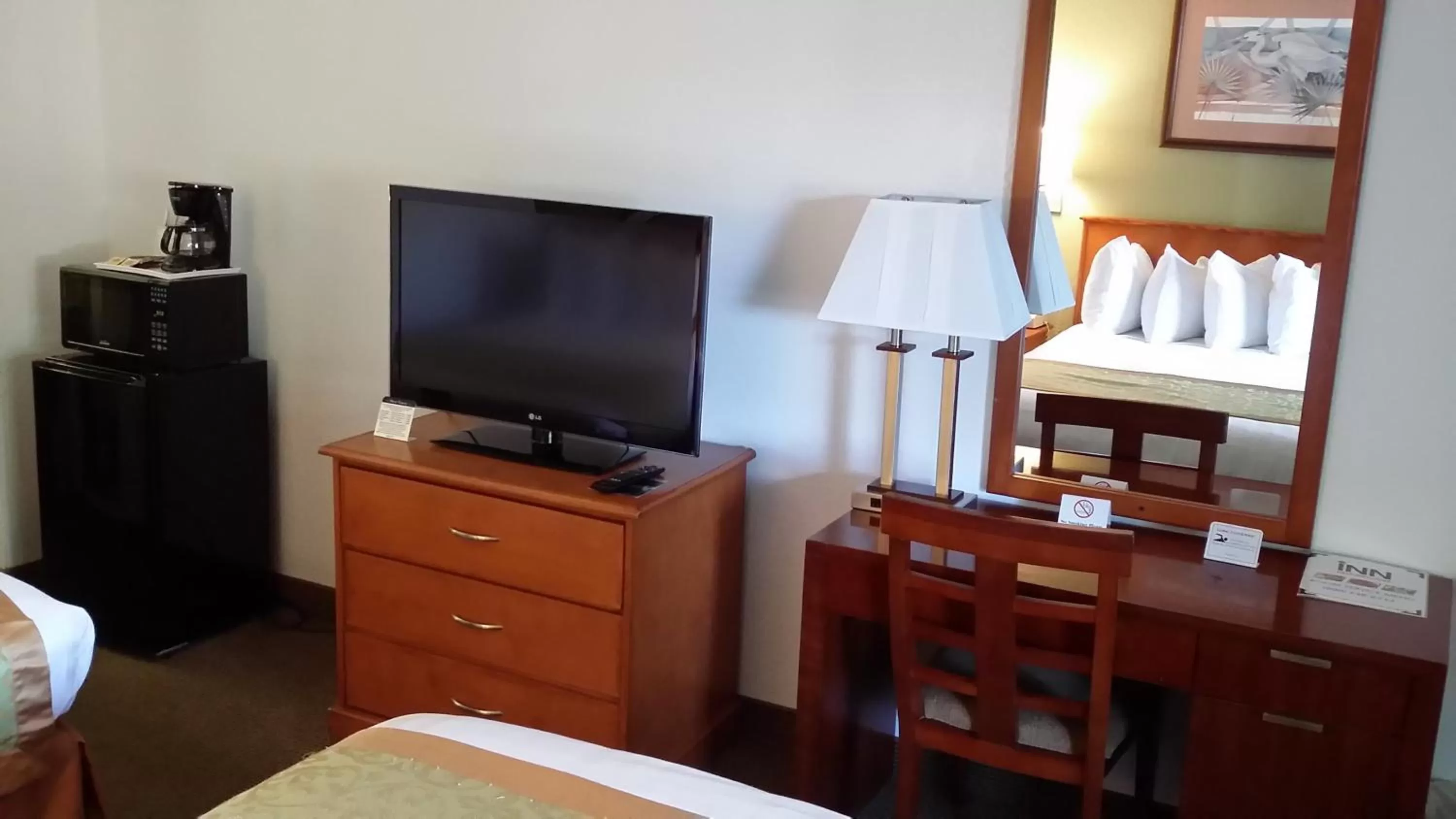 TV and multimedia, Bed in Ramada by Wyndham Temple Terrace/Tampa North