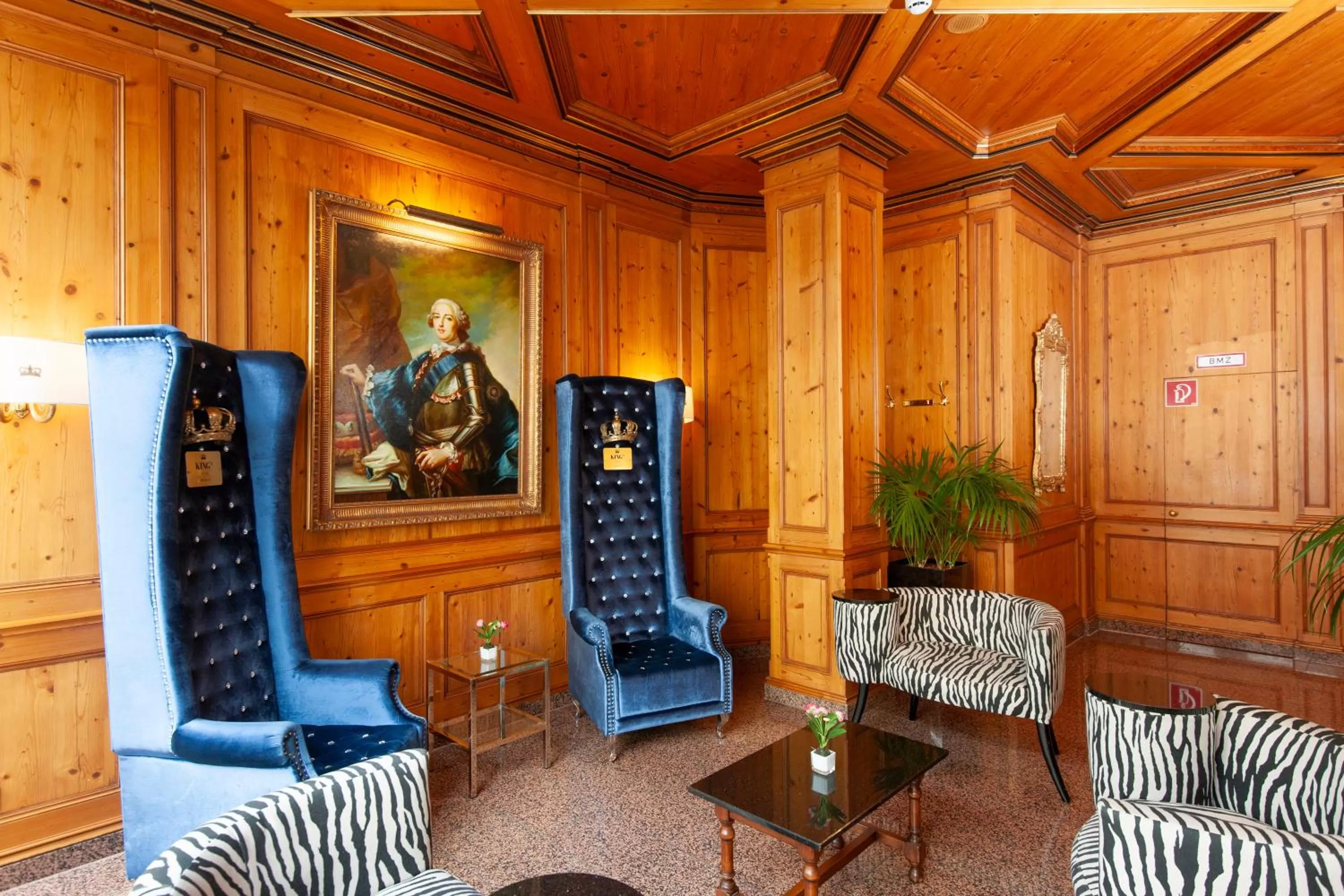 Seating area in King's Hotel Center Superior