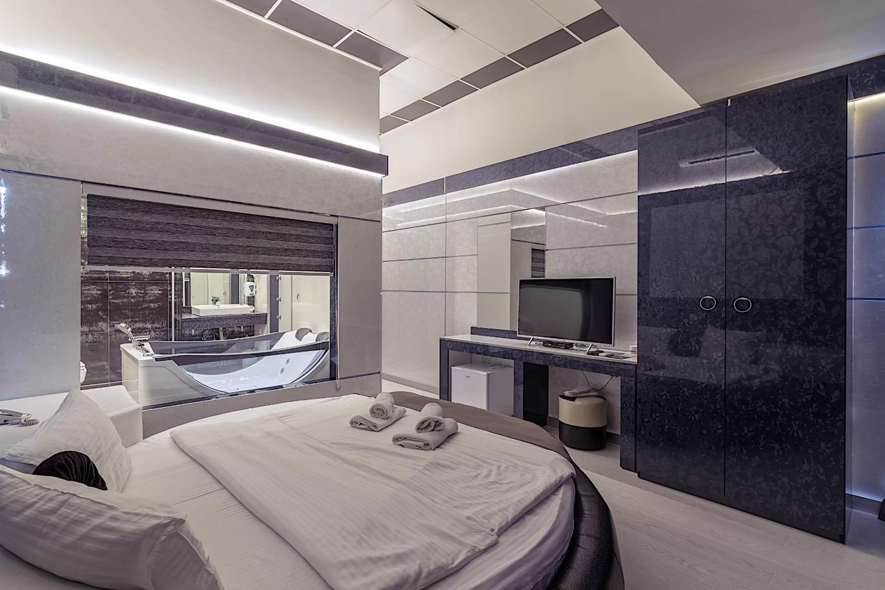 Shower, Bed in Hotel De KOKA