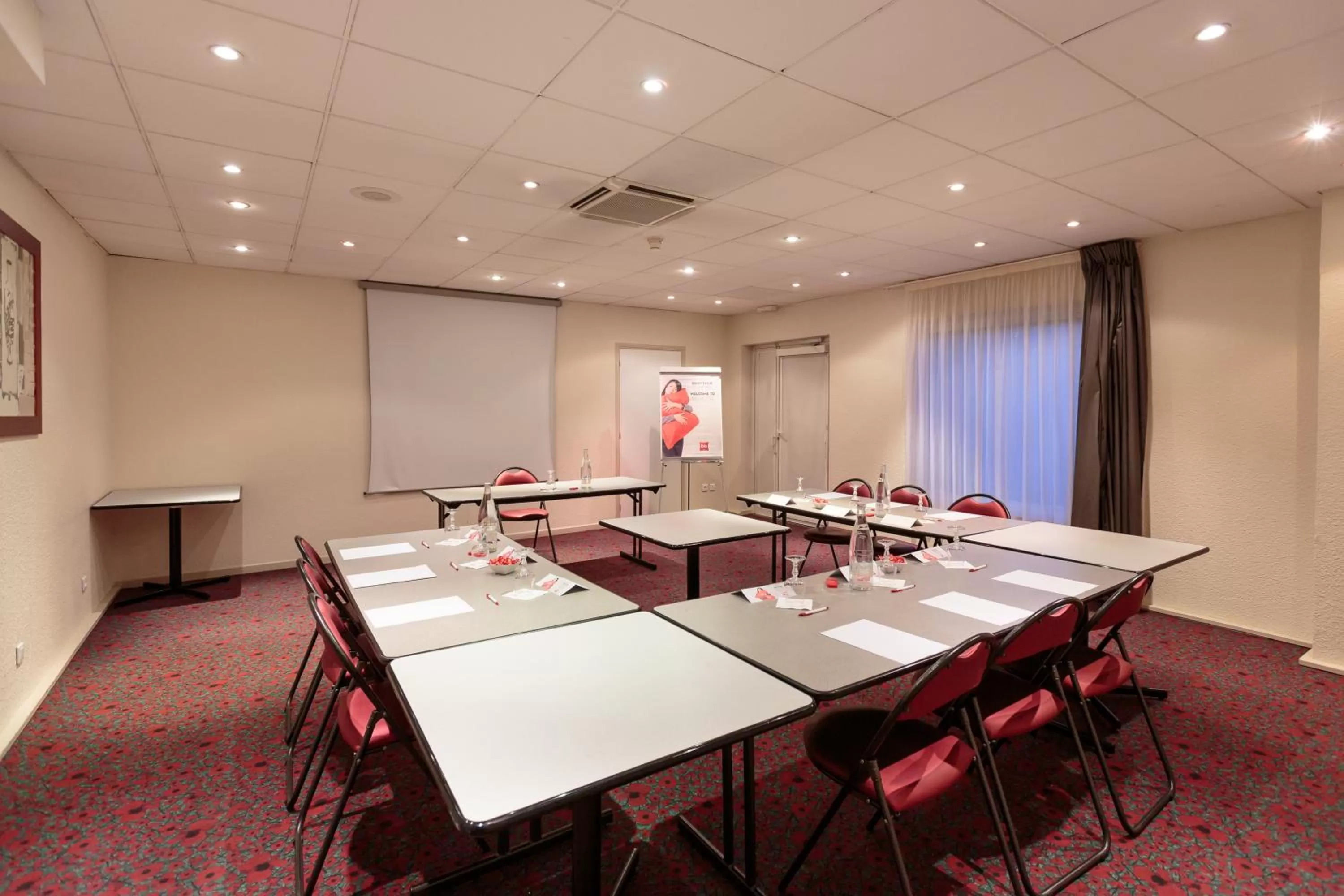 Living room in ibis Clermont Ferrand Sud Herbet