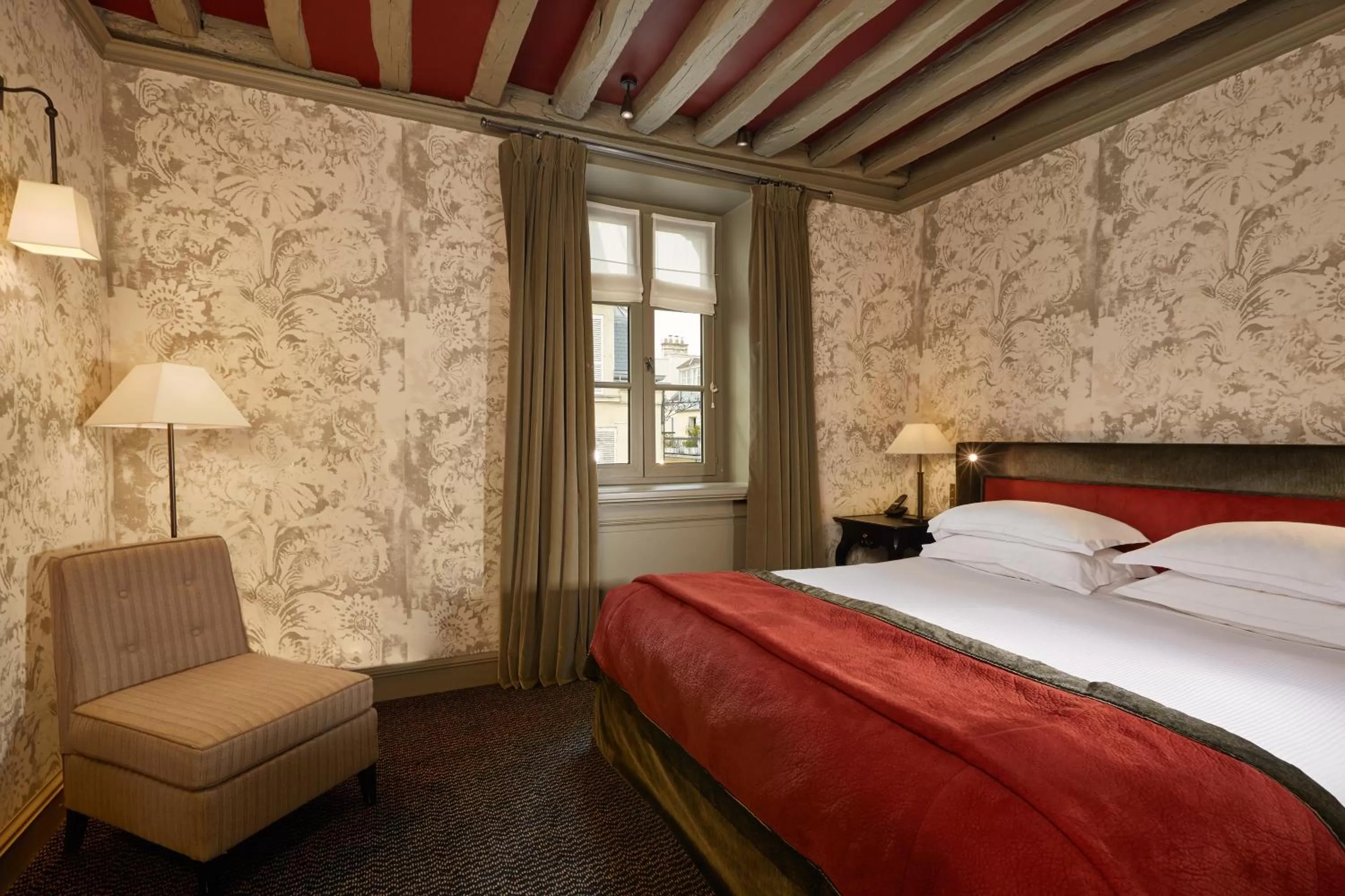 Photo of the whole room, Bed in Le Pavillon de la Reine & Spa, Place des Vosges