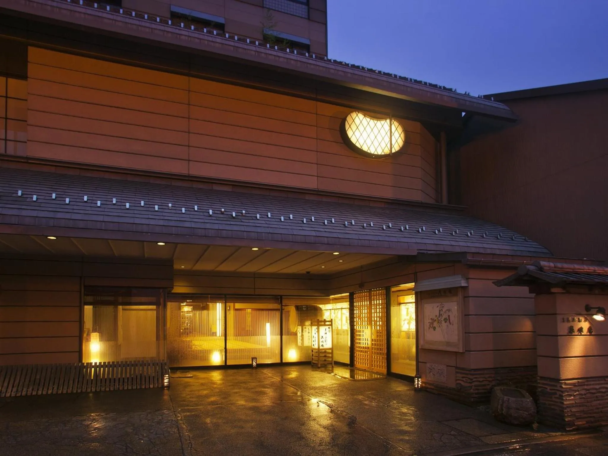 Facade/entrance in Honjin Hiranoya Kachoan