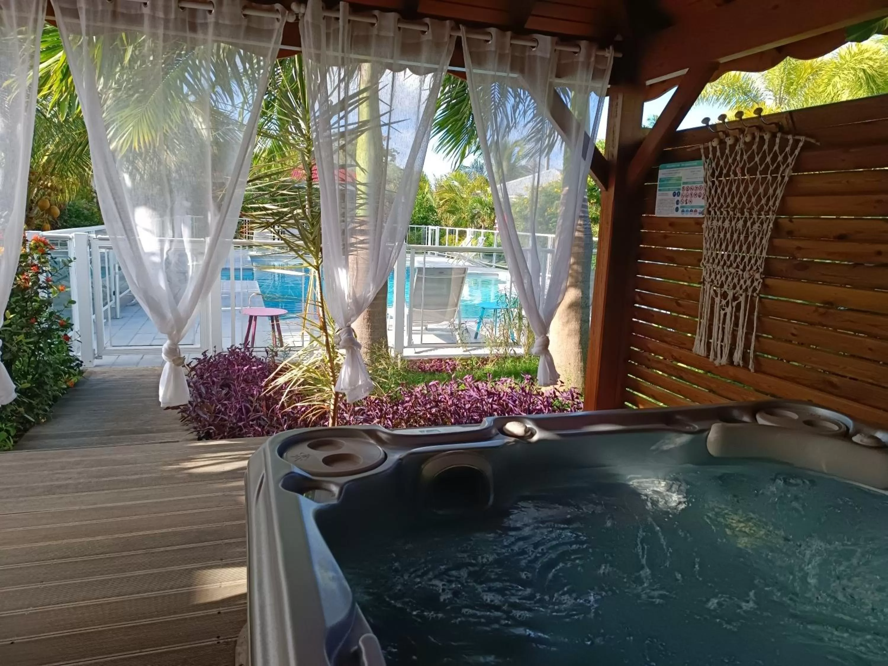 Hot Tub in Hôtel & Villa Le Cocotel