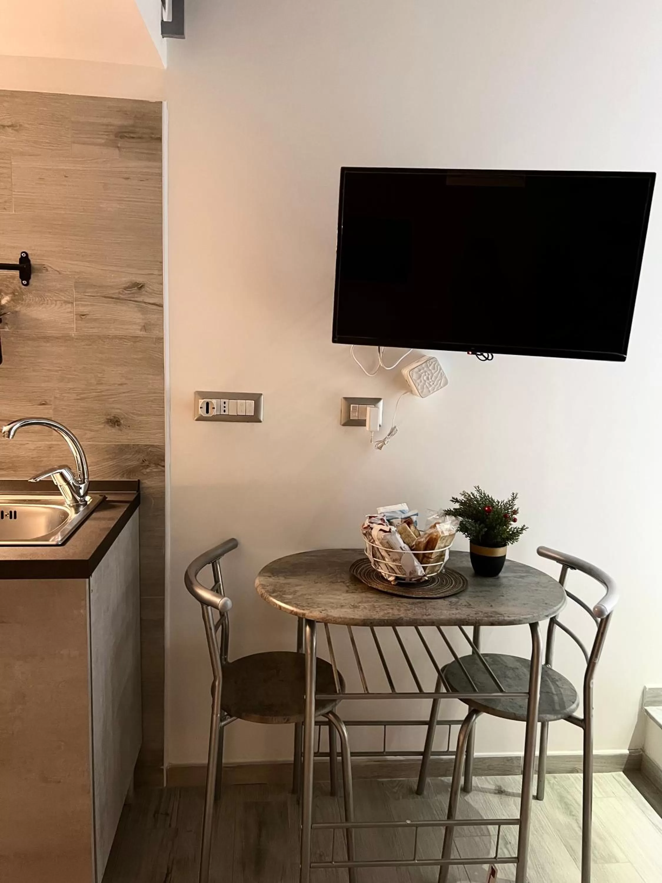 TV/Entertainment Center in Casa Vario Napoli Centro