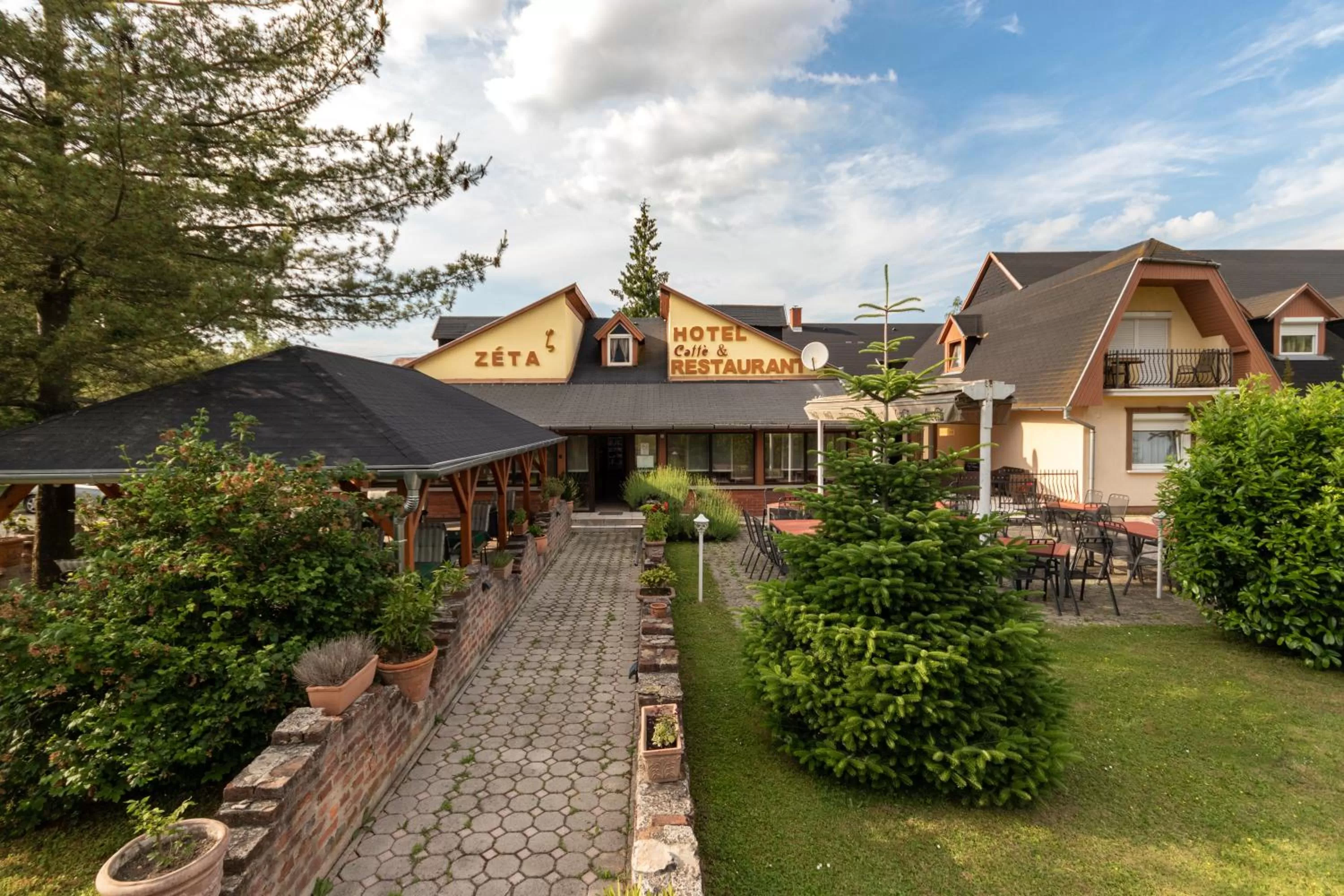 Property Building in Hotel Zéta