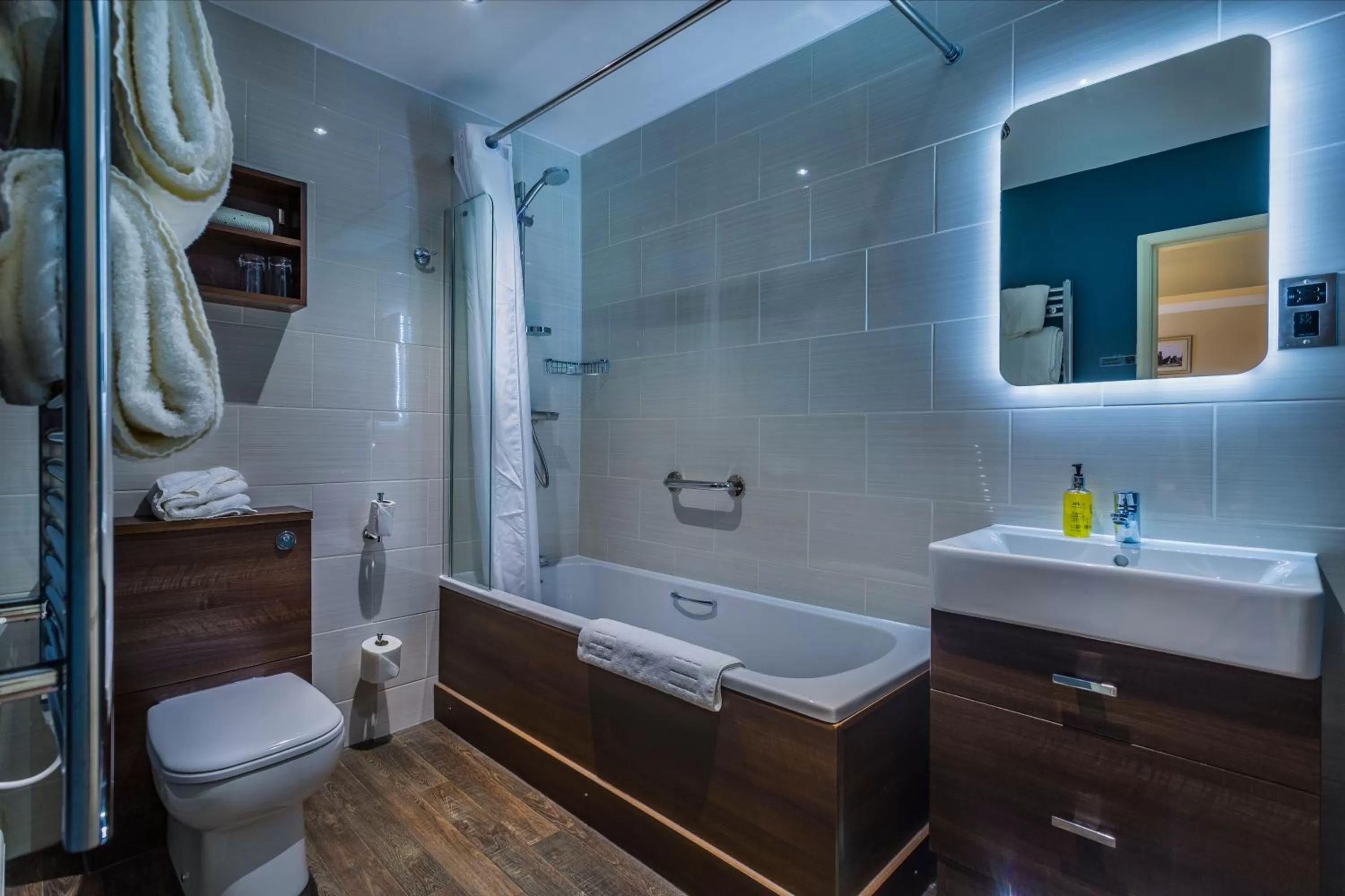 Bathroom in The Castle Hotel, Conwy, North Wales - The Coaching Inn Group