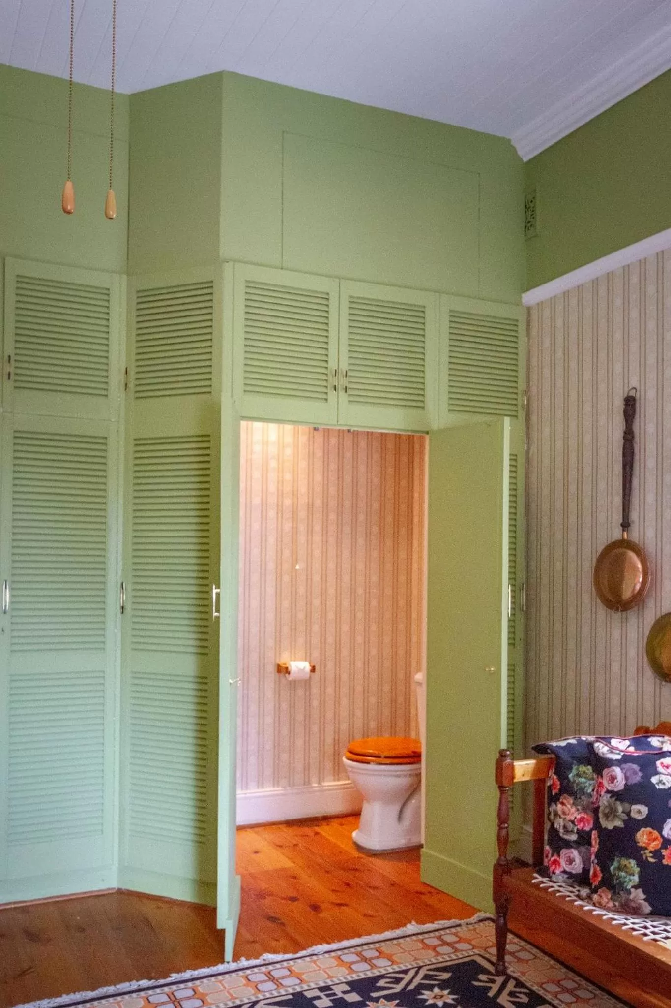 Toilet in Airlies Historical Guest House