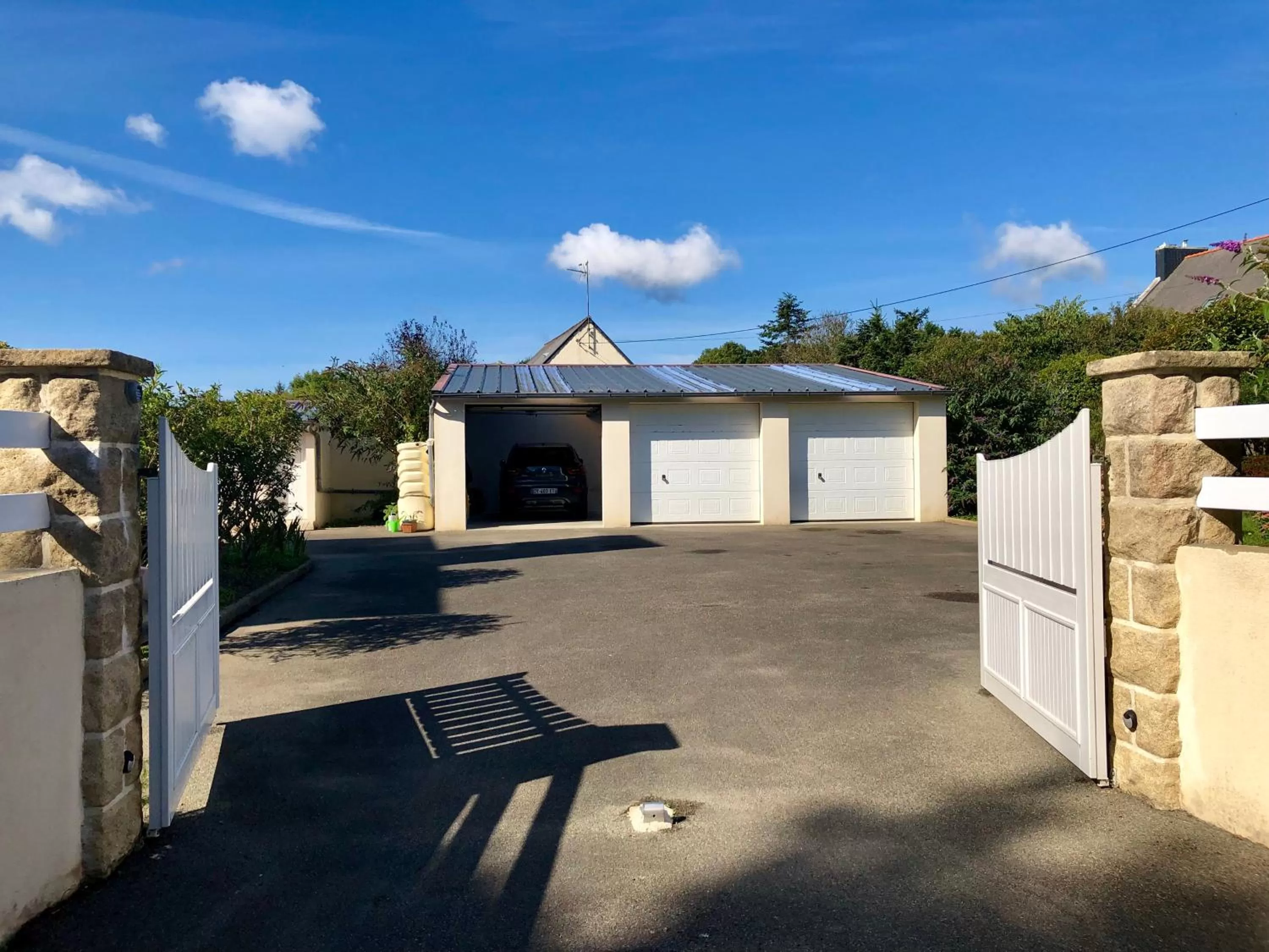 Patio, Property Building in Les hauts de Kersudal