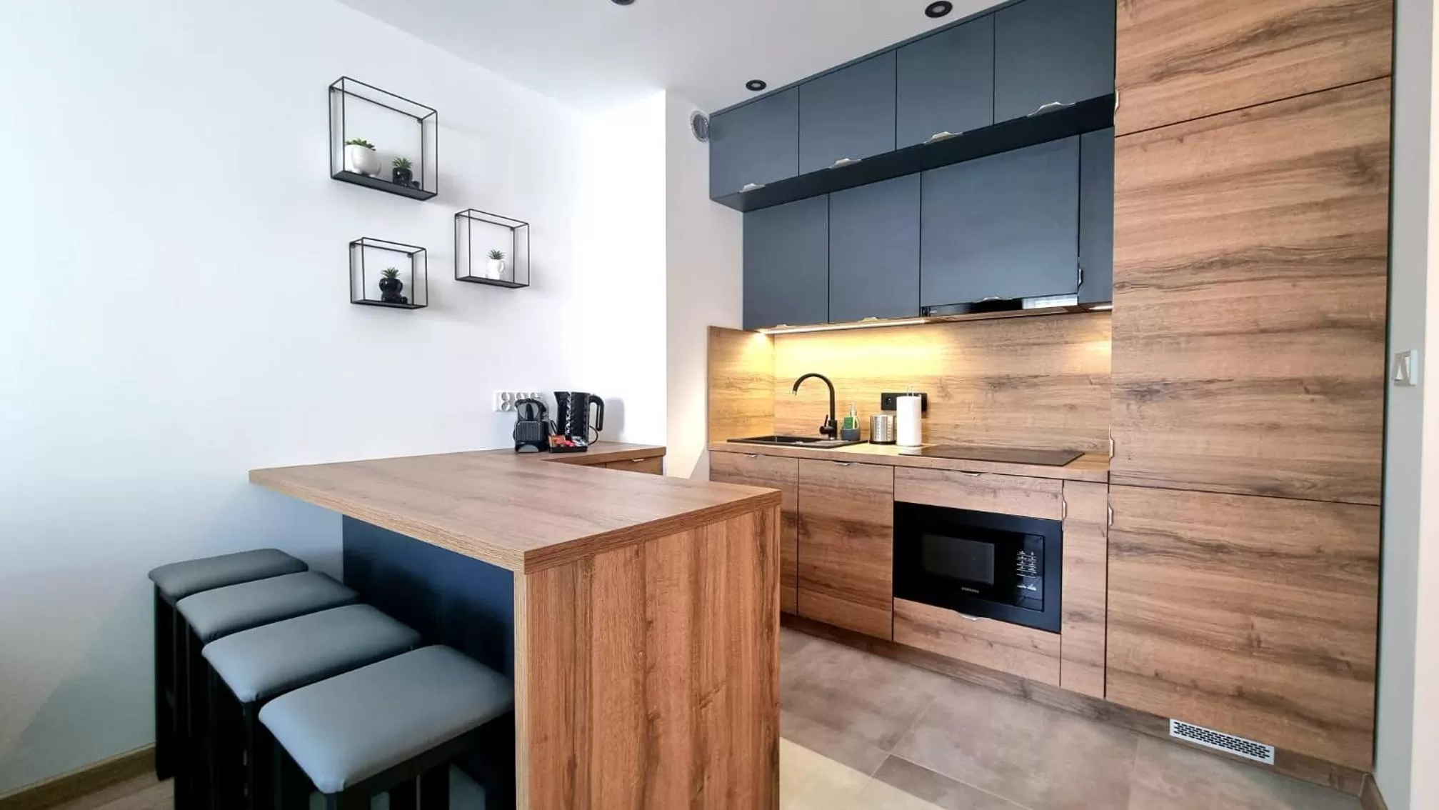 Coffee/tea facilities, Kitchen/Kitchenette in NOOK NOOK Apartments Bytkowska 103