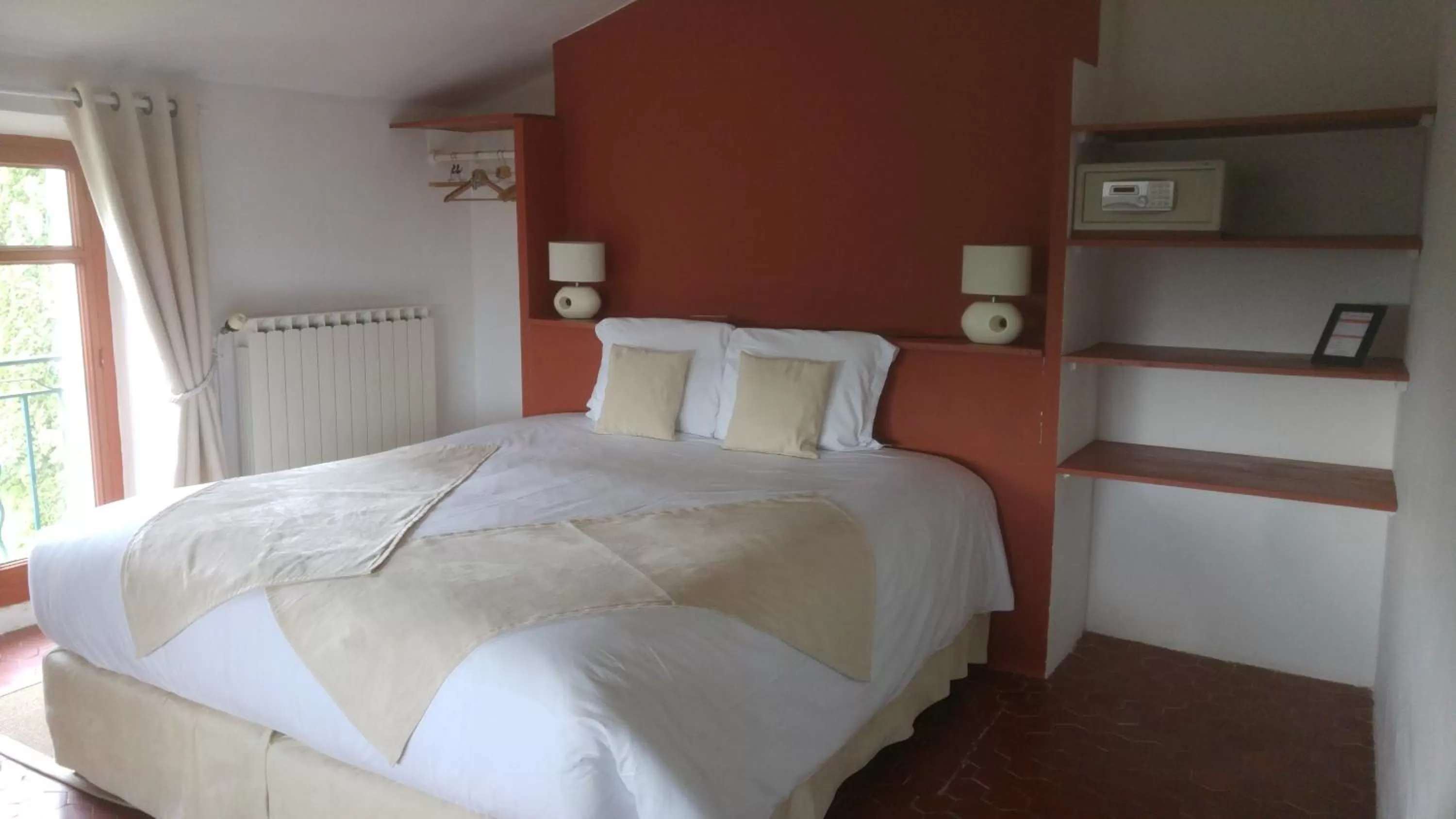 Photo of the whole room, Bed in Le Moulin de Varrians