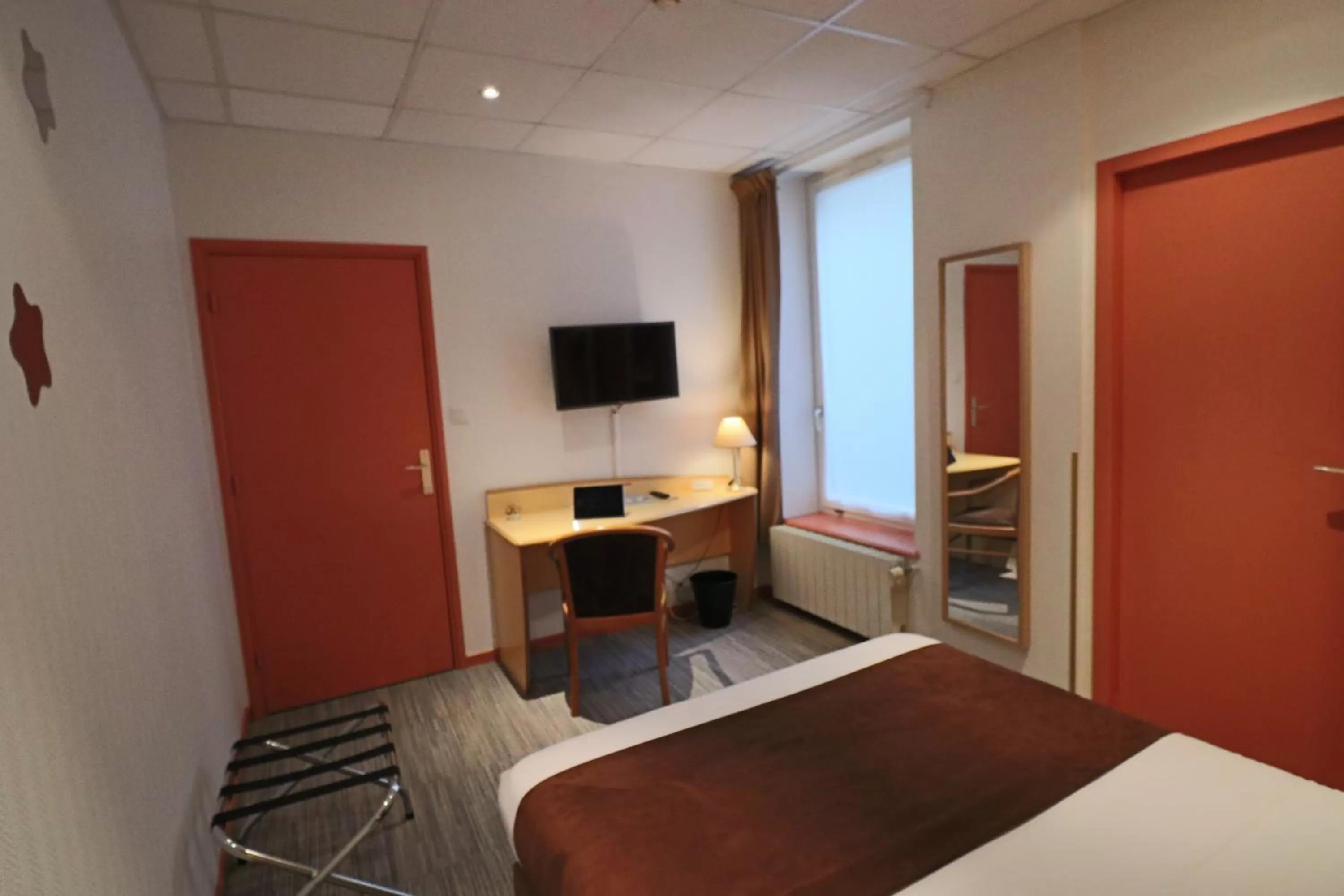 Bedroom, Bed in Logis-Hôtel des Oliviers