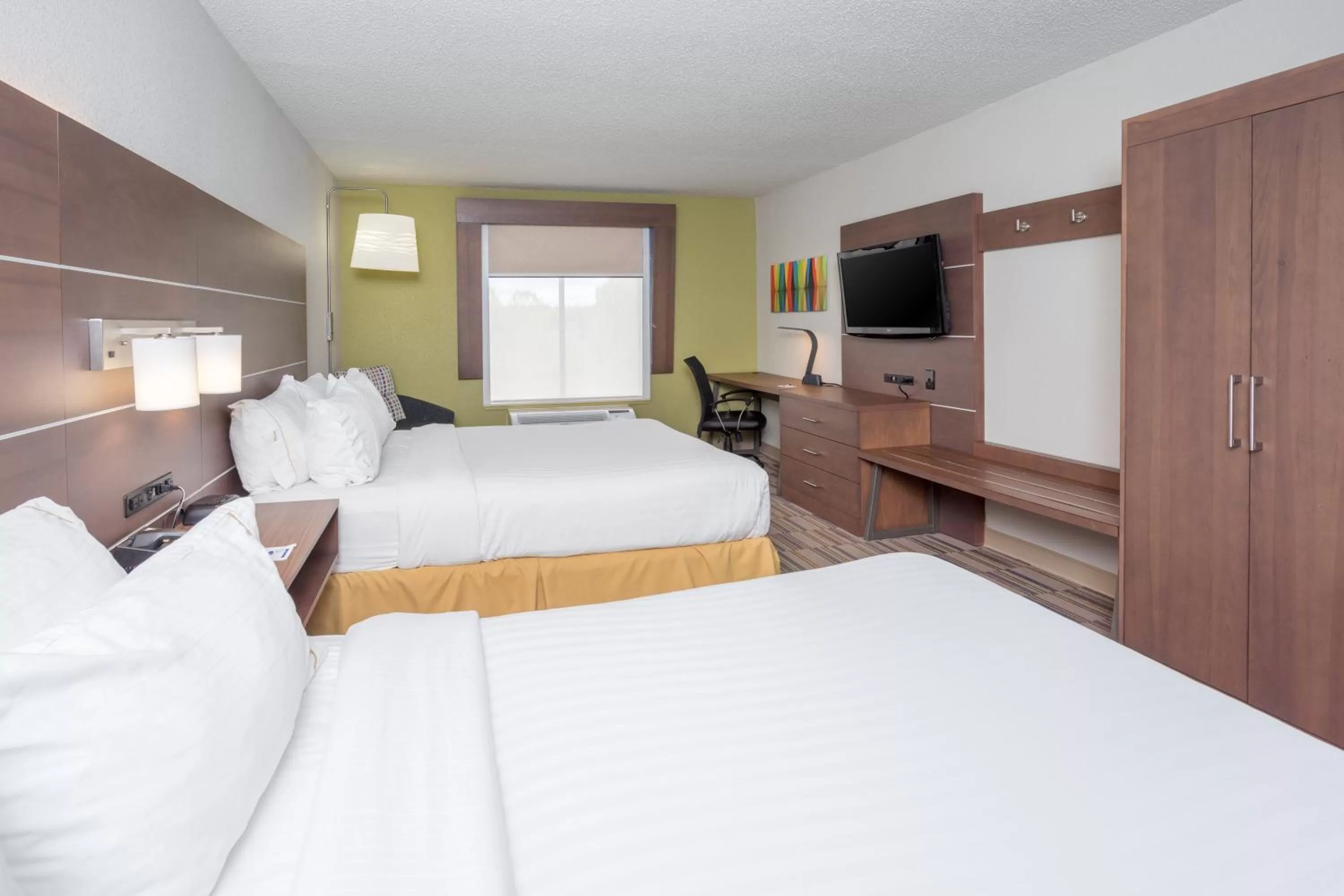 Photo of the whole room, Bed in Holiday Inn Express and Suites Quakertown - Allentown Area by IHG