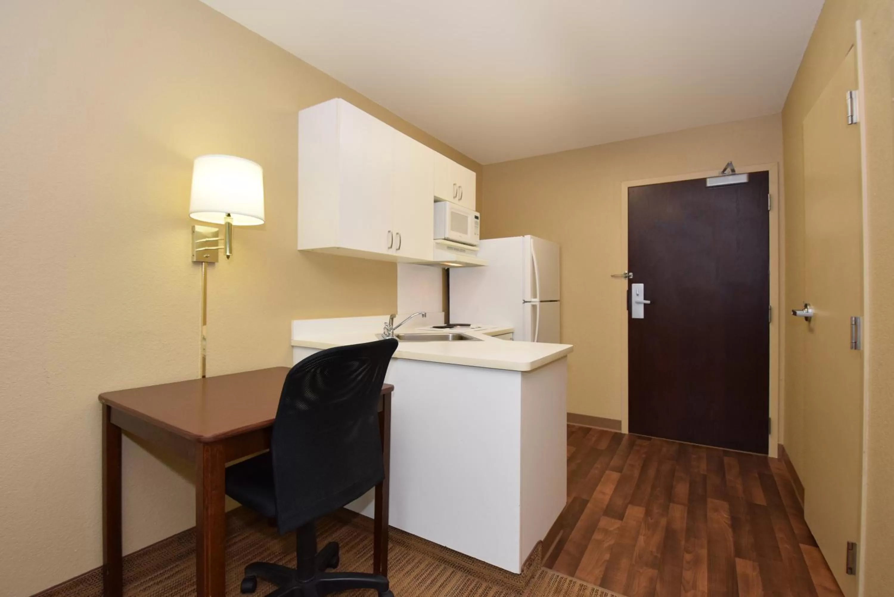 Kitchen or kitchenette in Extended Stay America Suites - Orange County - Katella Ave