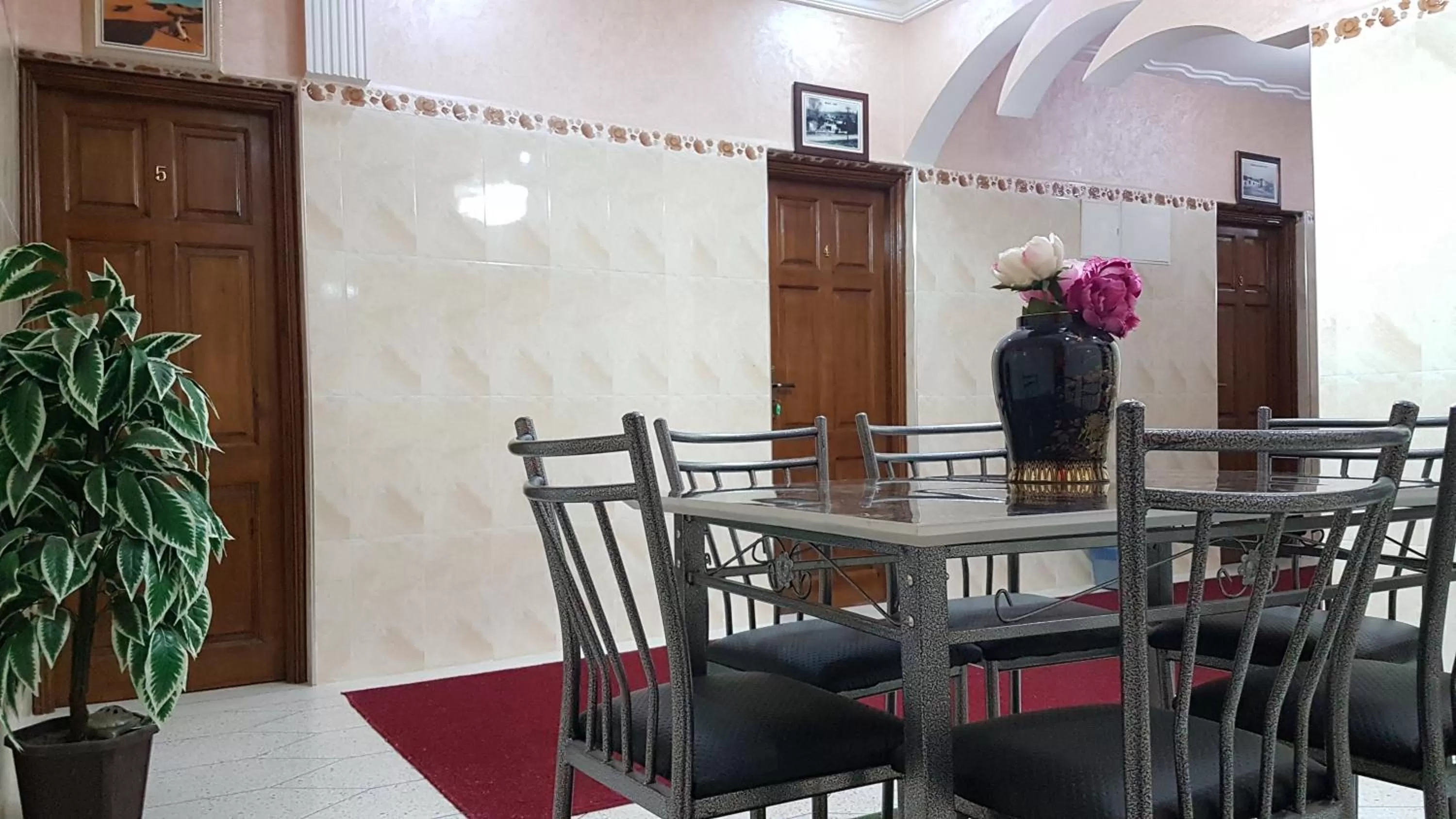 Restaurant/Places to Eat in Hotel Nice 06