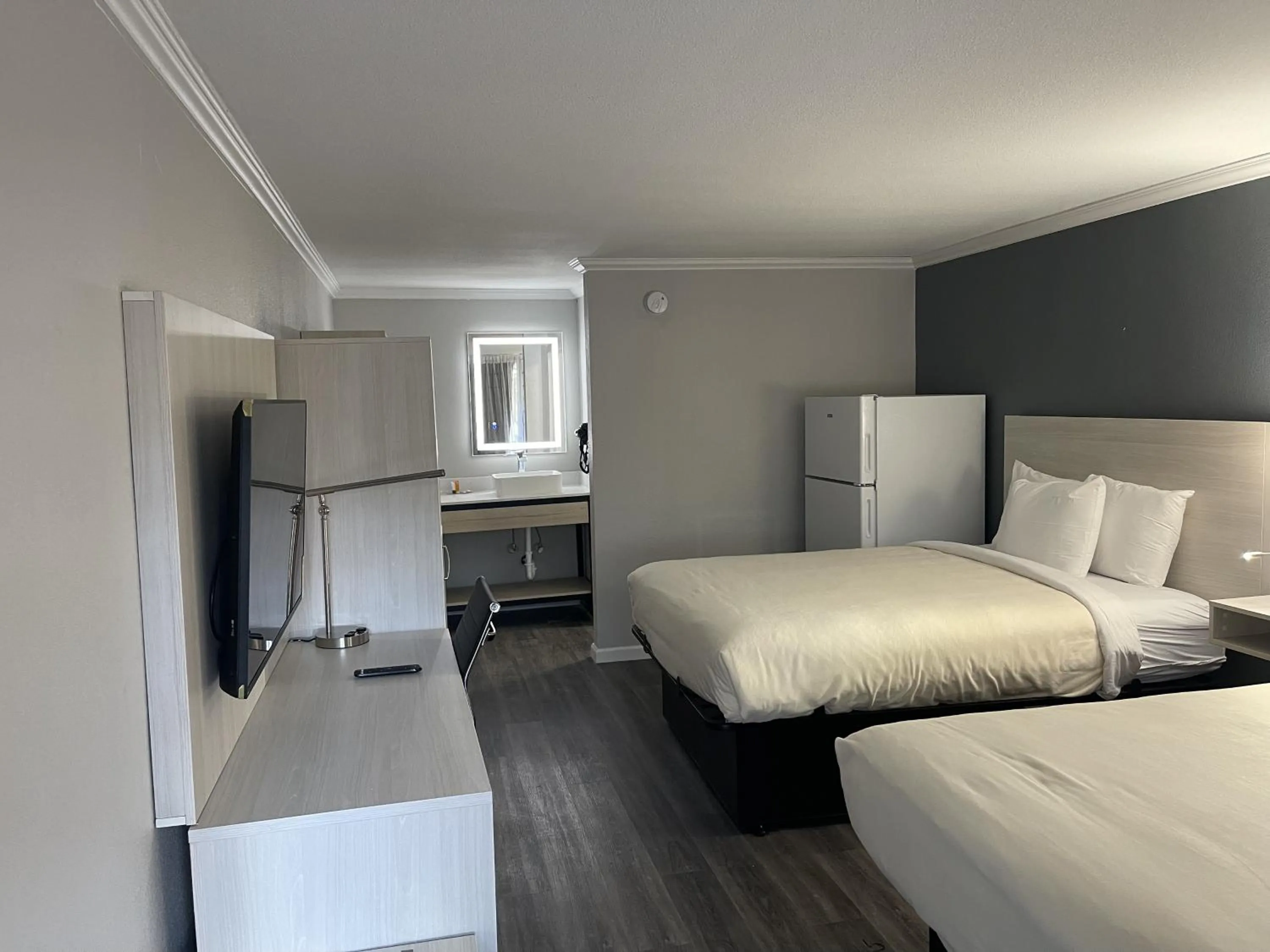 Kitchen or kitchenette, Bed in MainStay Suites Florence - Darlington