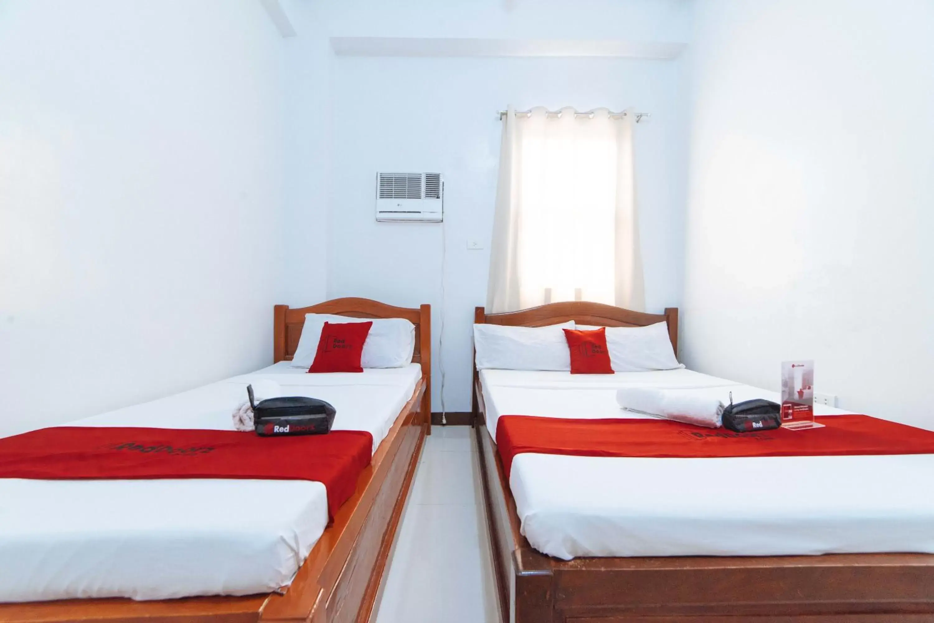 Family Room in RedDoorz @ D Maagma Street Family Room in RedDoorz @ D Maagma Street