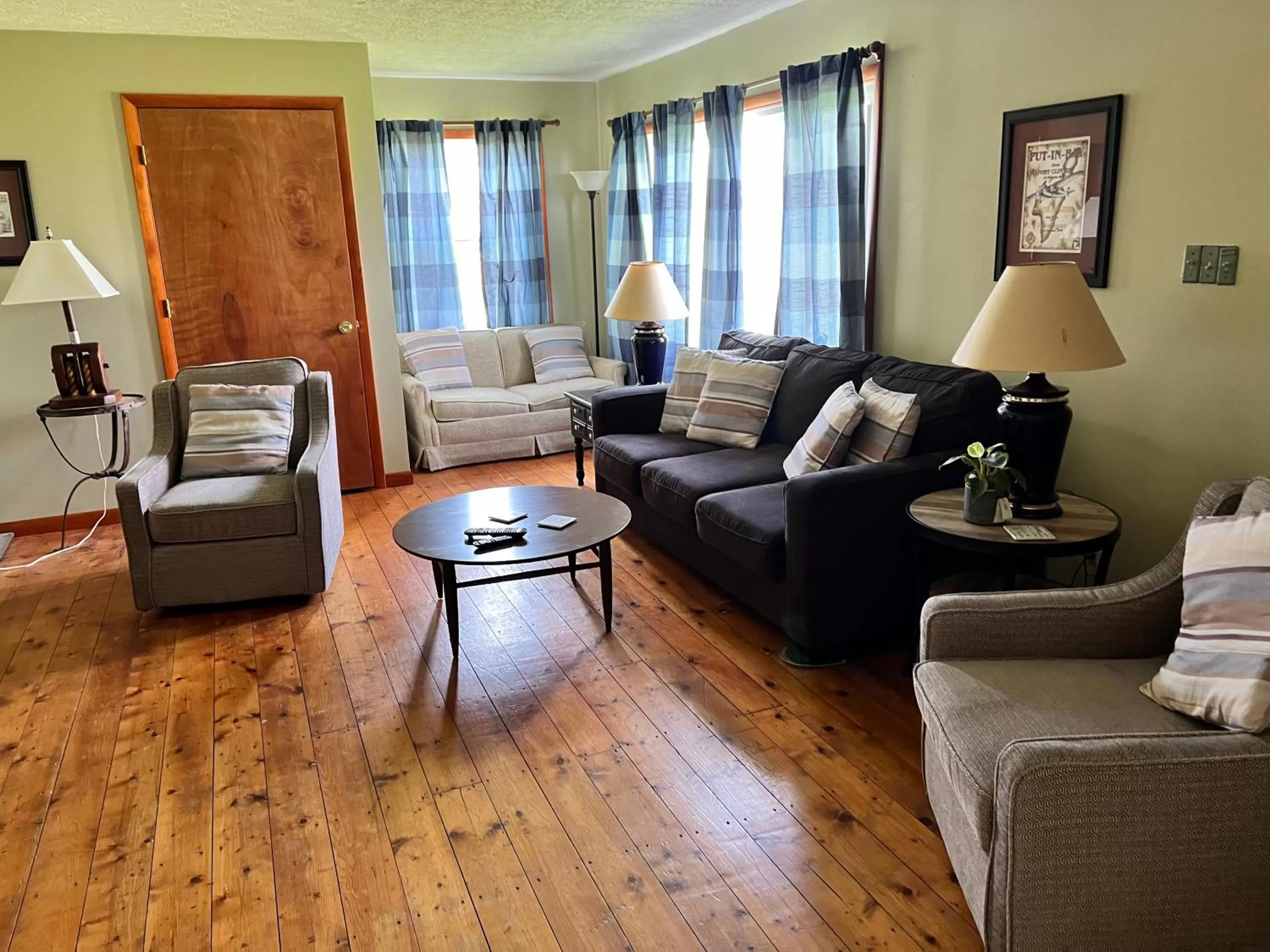 Living room in White Caps Motel and RV Park