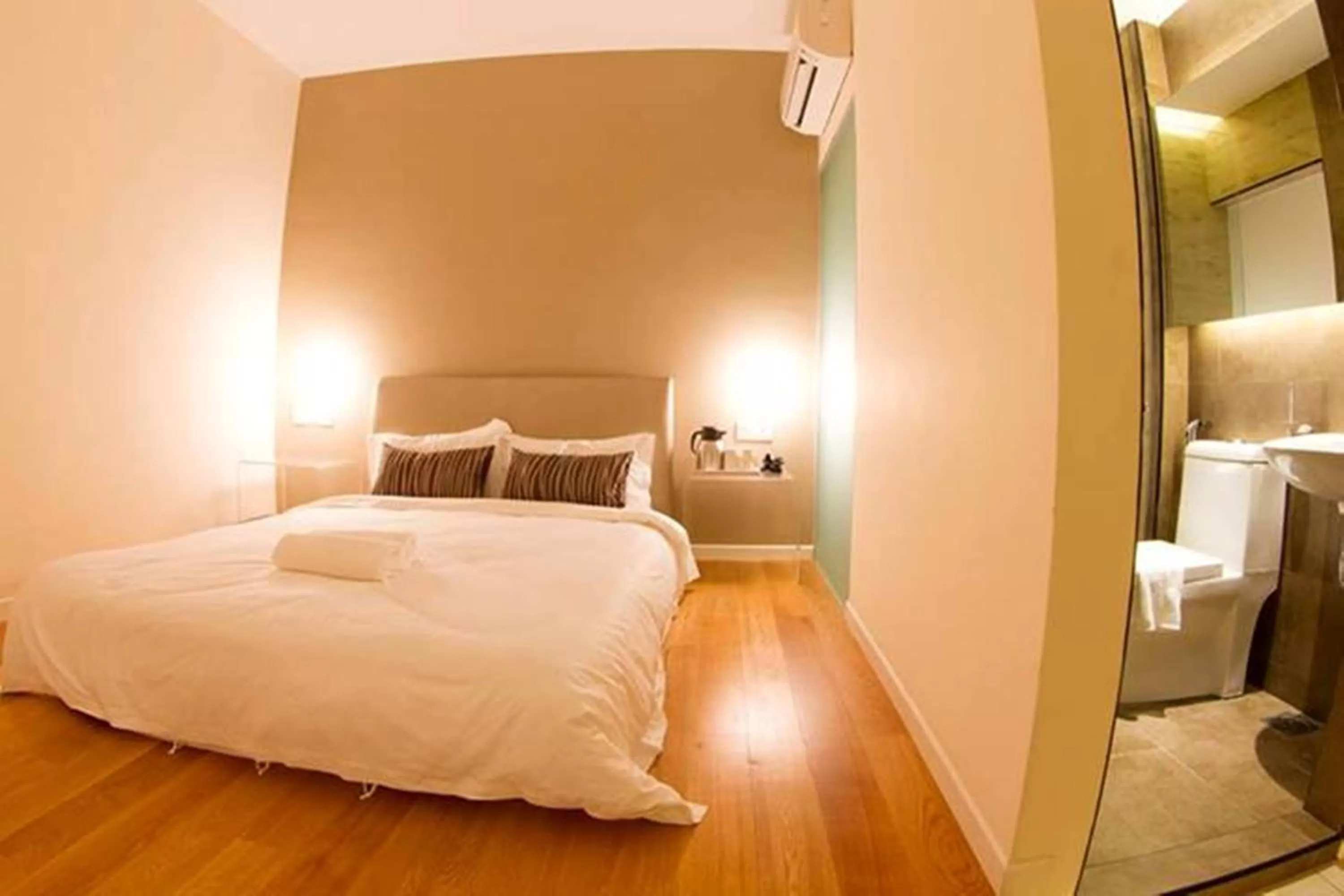 Photo of the whole room, Bed in Mood Hotel