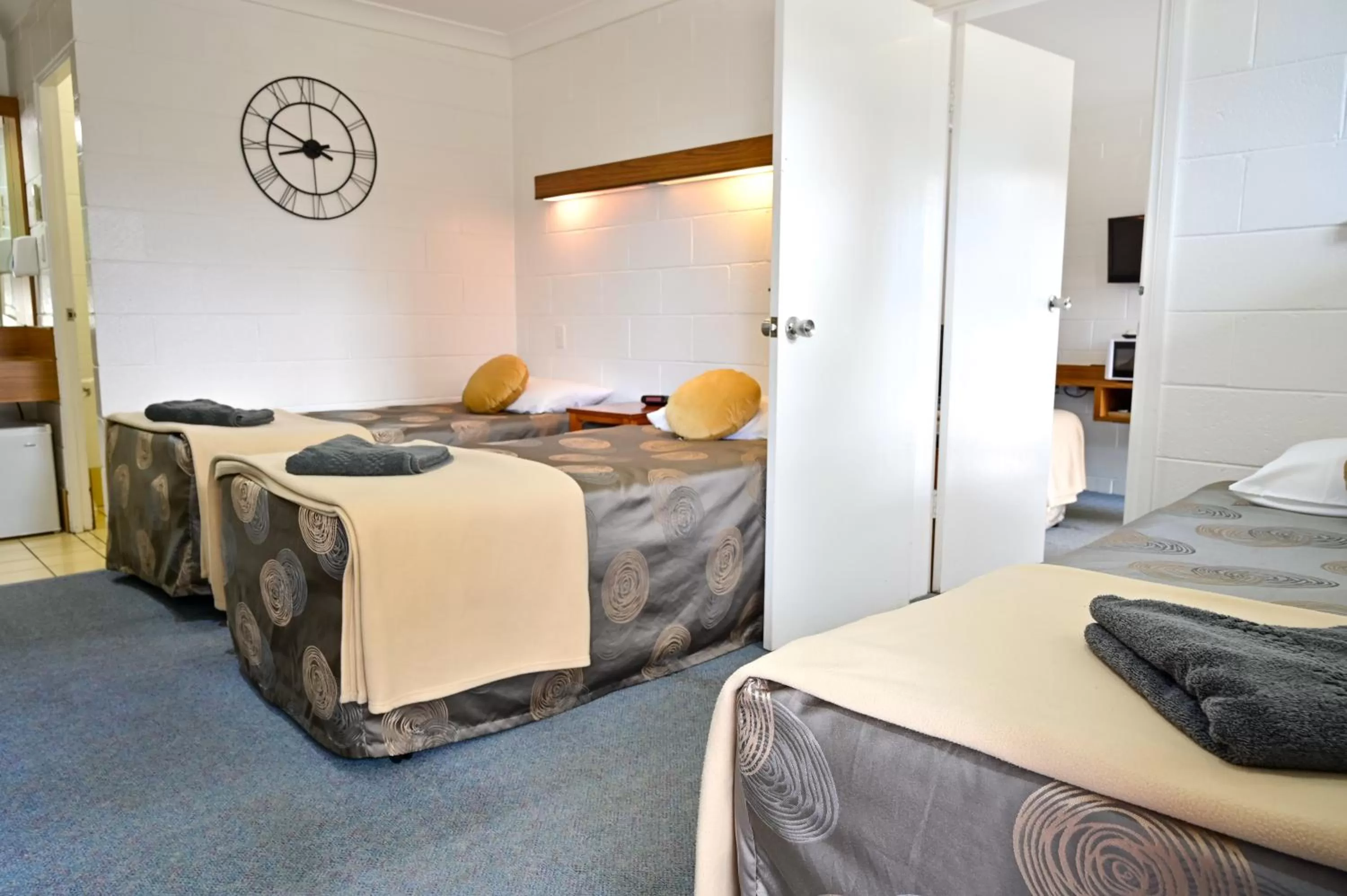 Bed in Byer Fountain Motor Inn