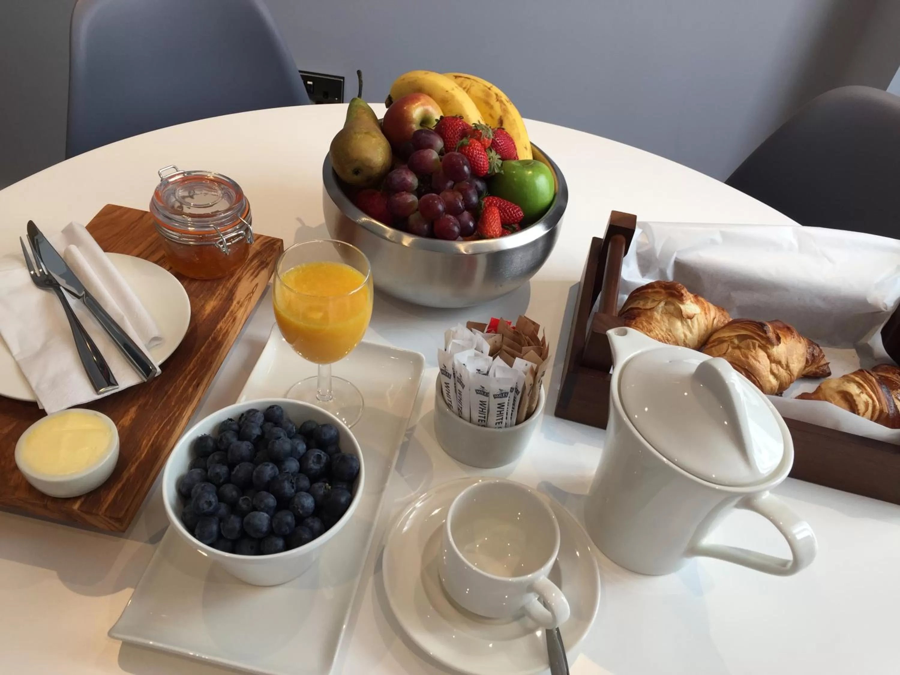 Food and drinks in Carlton Hotel