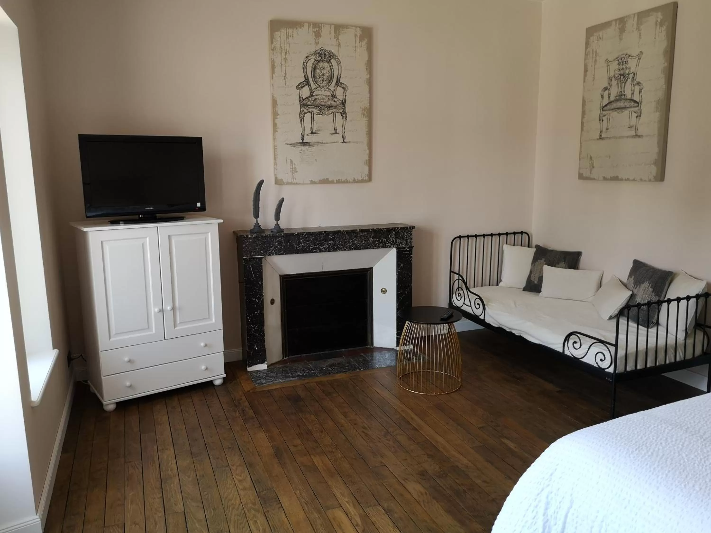 Photo of the whole room, Bed in LA GOUTTE D'OR