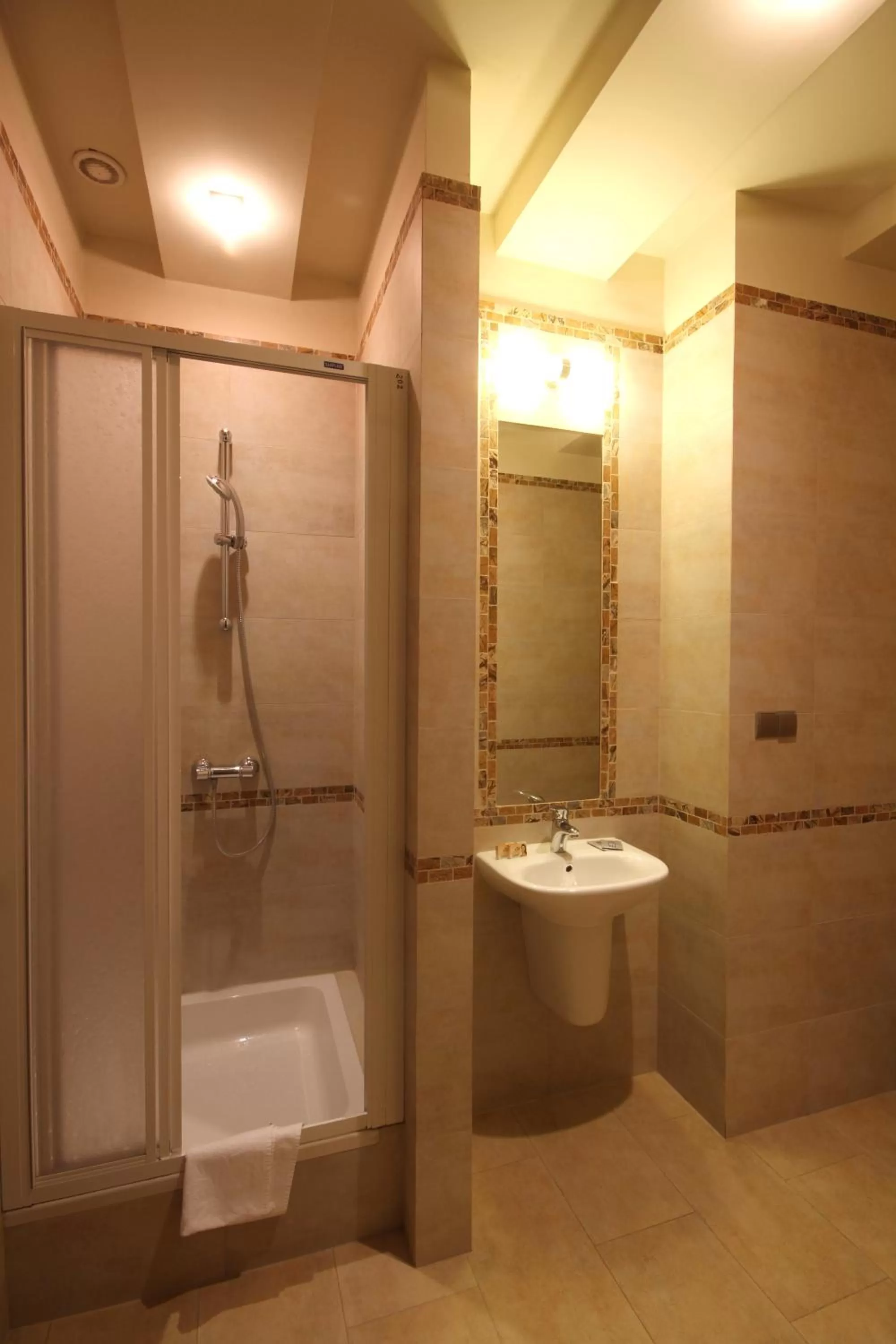 Shower, Bathroom in Centrum Green Hill Business & SPA