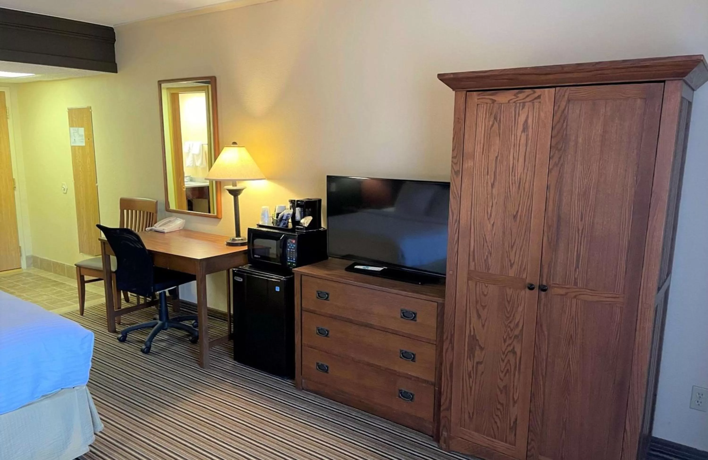 Bedroom, Bed in Crossroads Hotel & Event Center