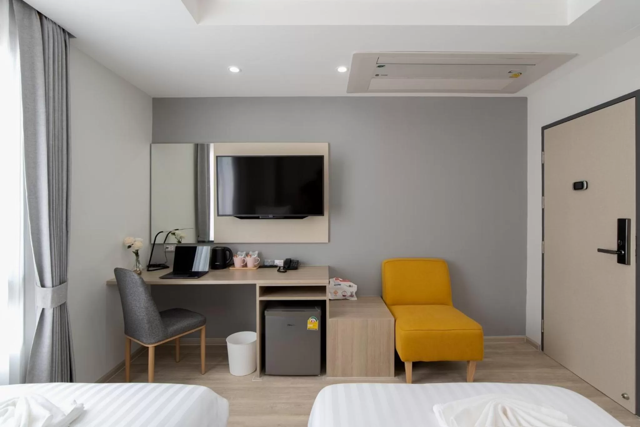 Seating area, Bed in The Riski Hotel at Bangphlat Station SHA