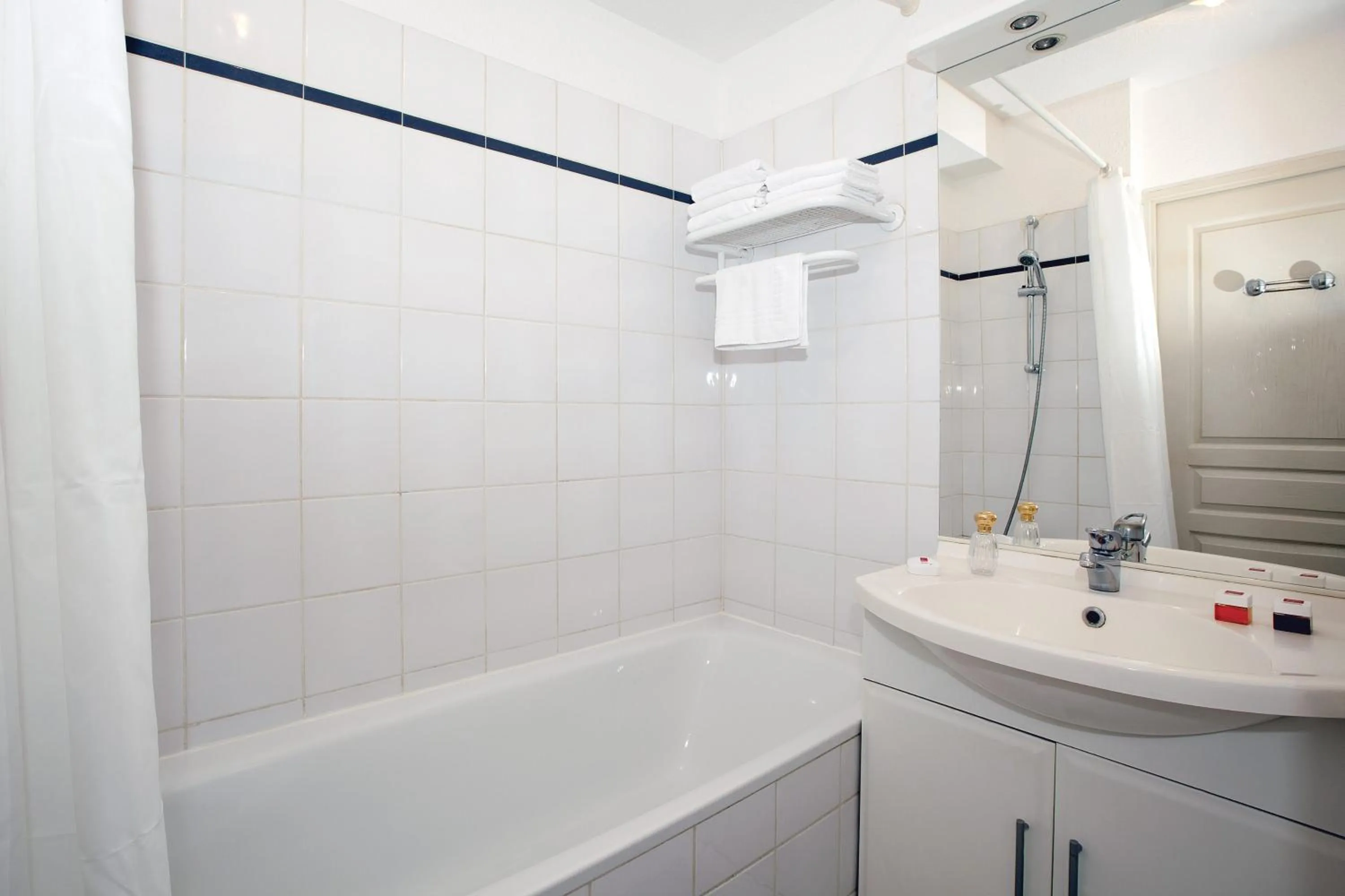 Bathroom in Séjours & Affaires Lyon Park Lane