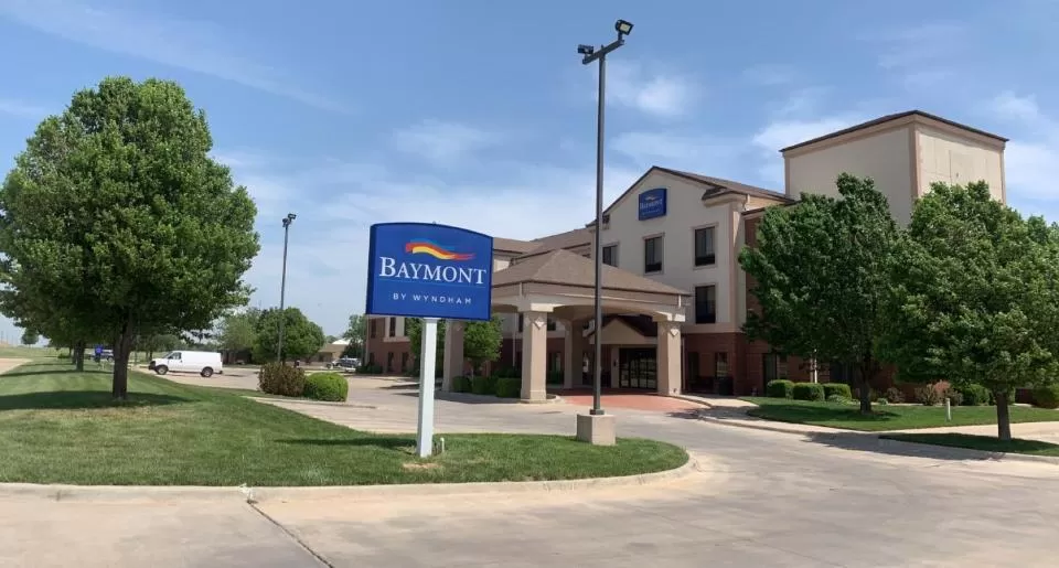 Property building in Baymont by Wyndham Pratt