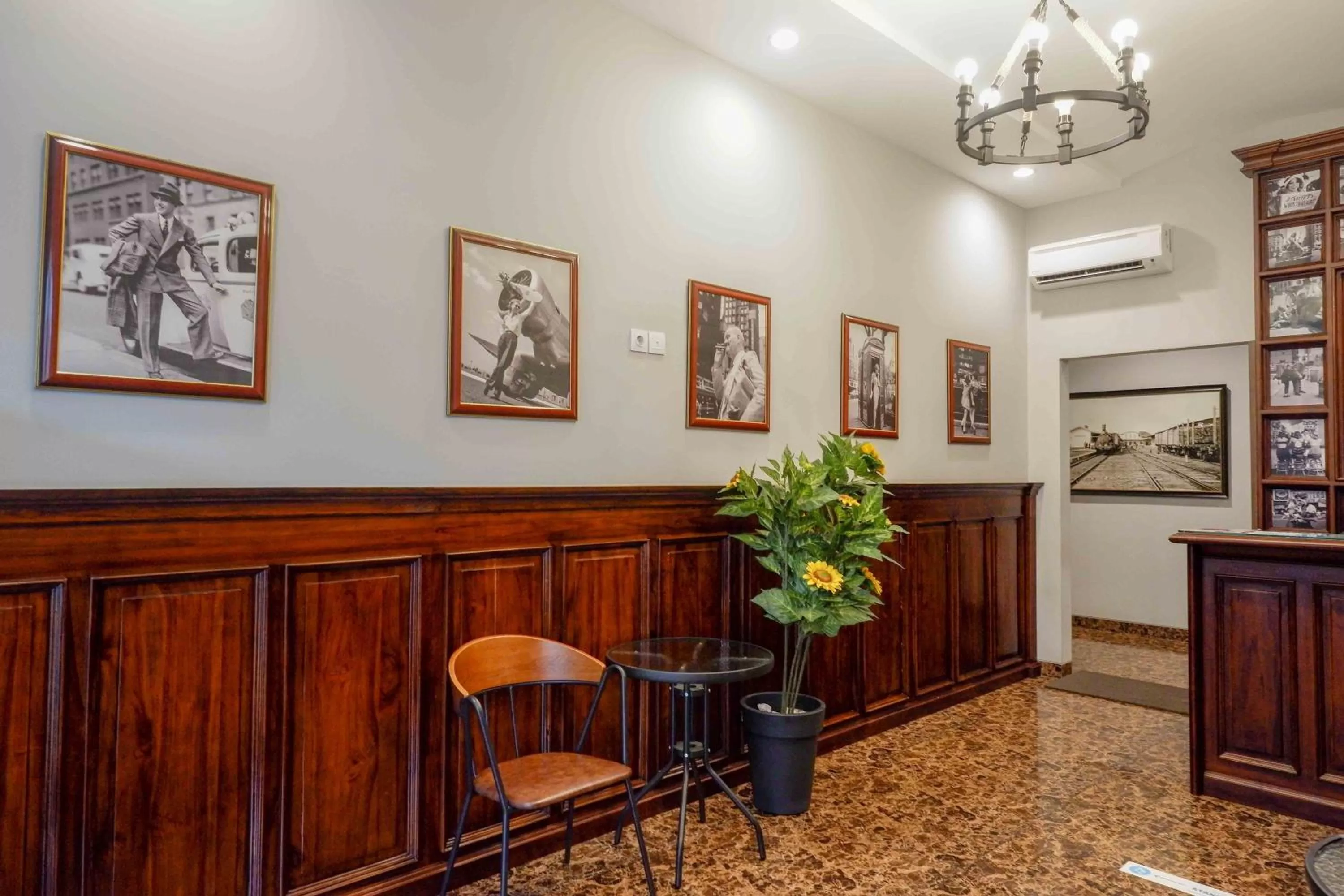 Lobby or reception in Sans Hotel Empress Simpang Lima