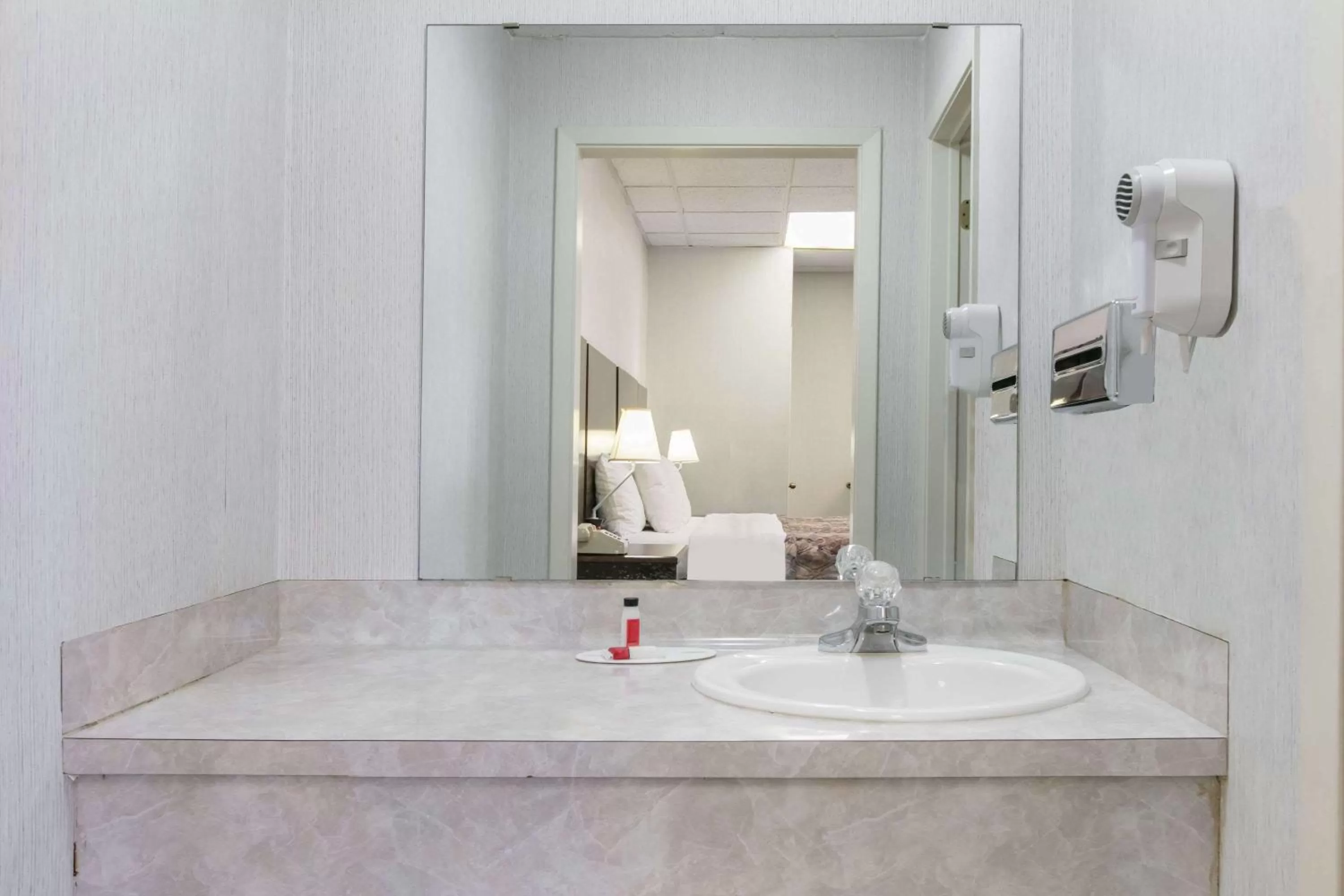 Photo of the whole room in Knights Inn Longview