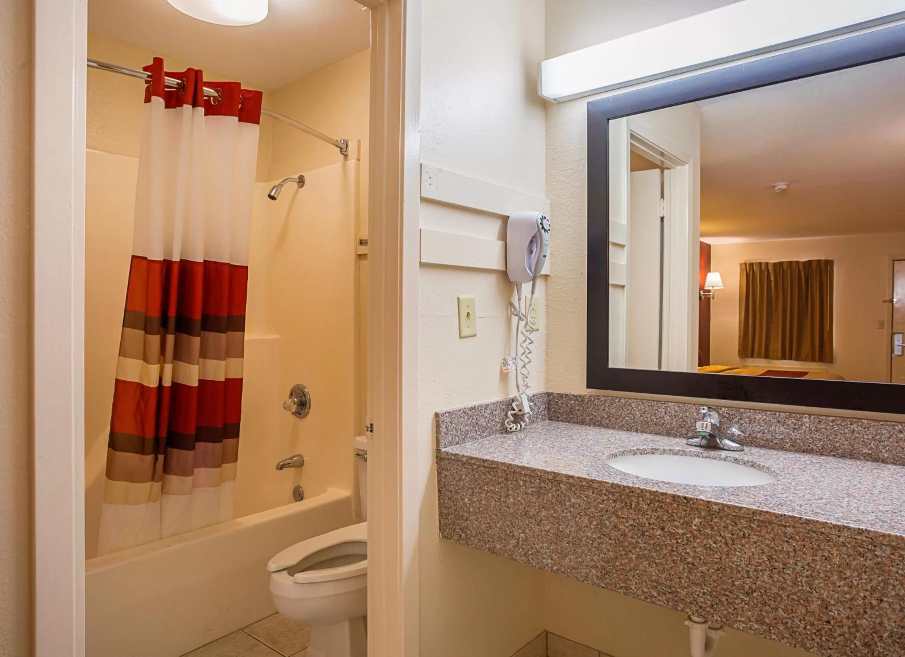 Bathroom in Red Roof Inn West Memphis, AR
