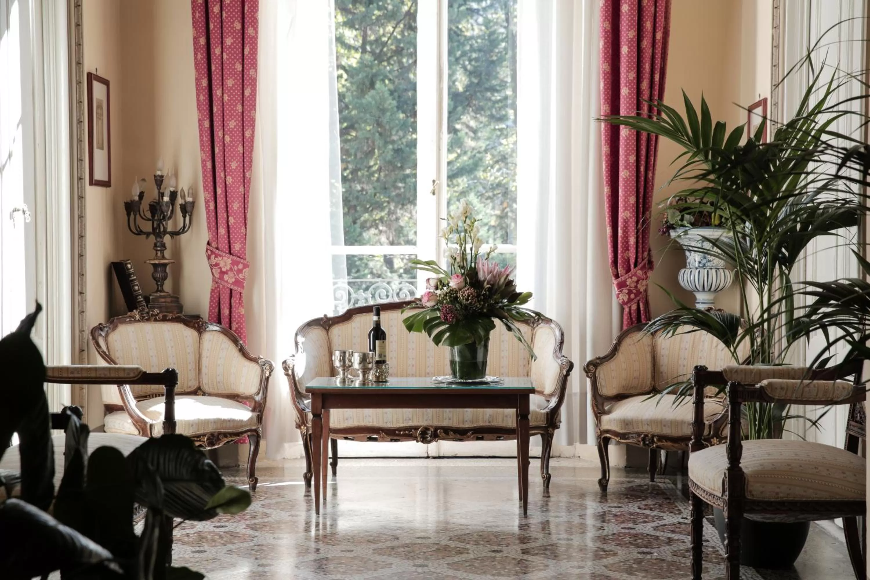 Communal lounge/ TV room in Hotel Villa Liana