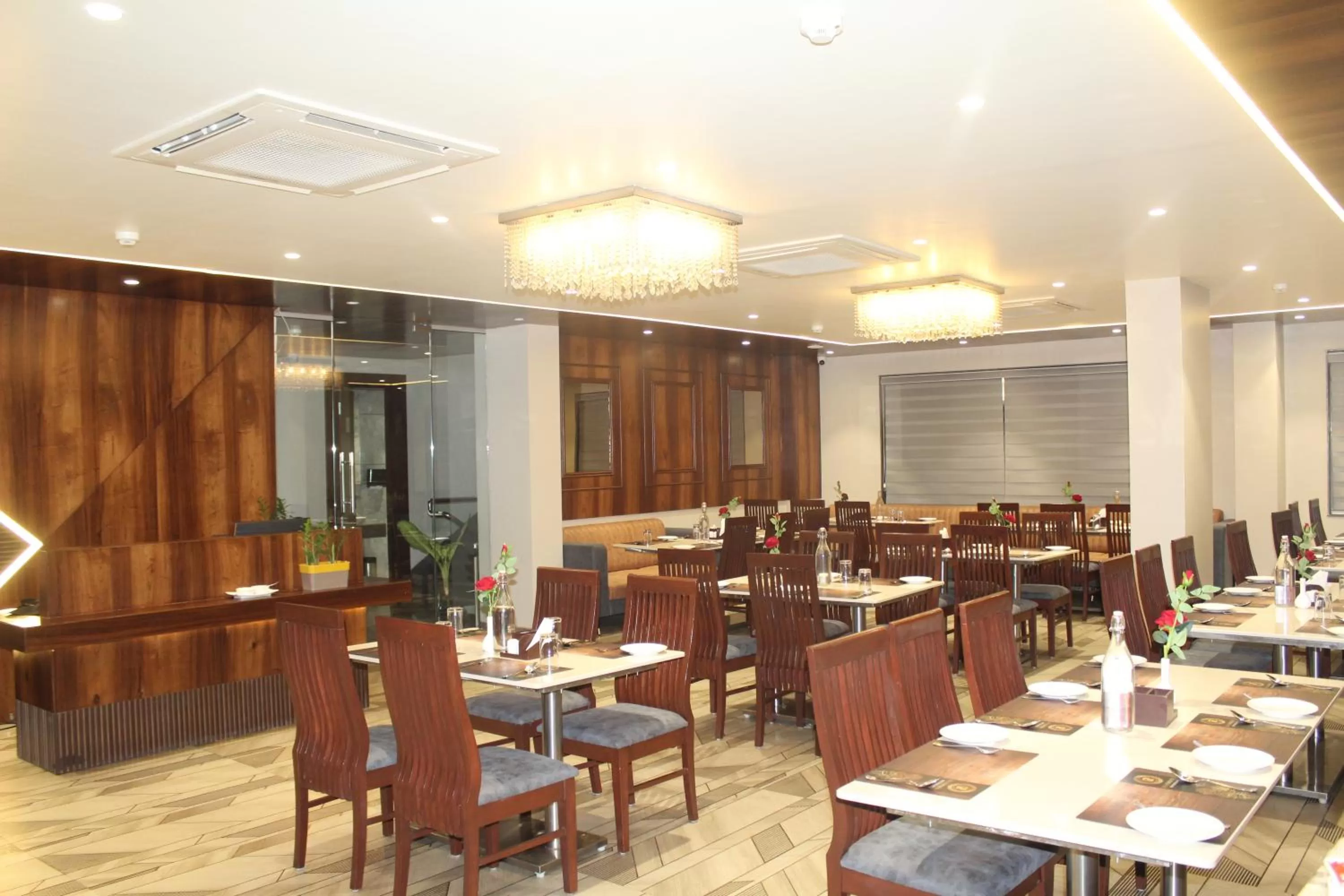 Restaurant/places to eat in Hotel Rudra Royals