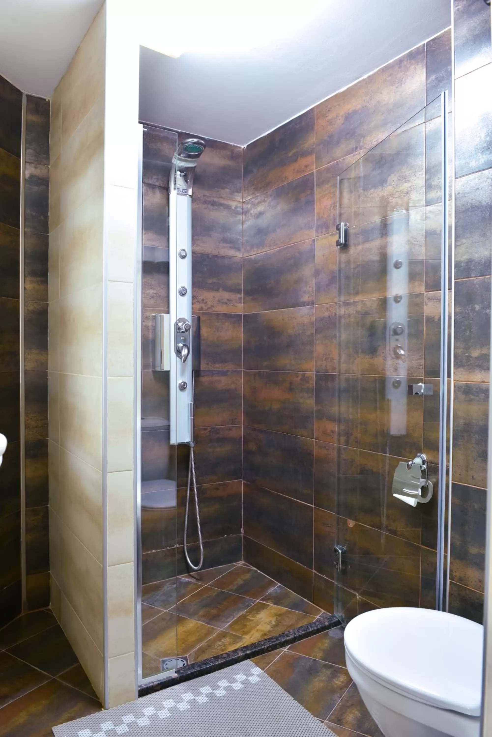 Bathroom in Hotel Rothmans-Breakfast - Free parking - Lobby