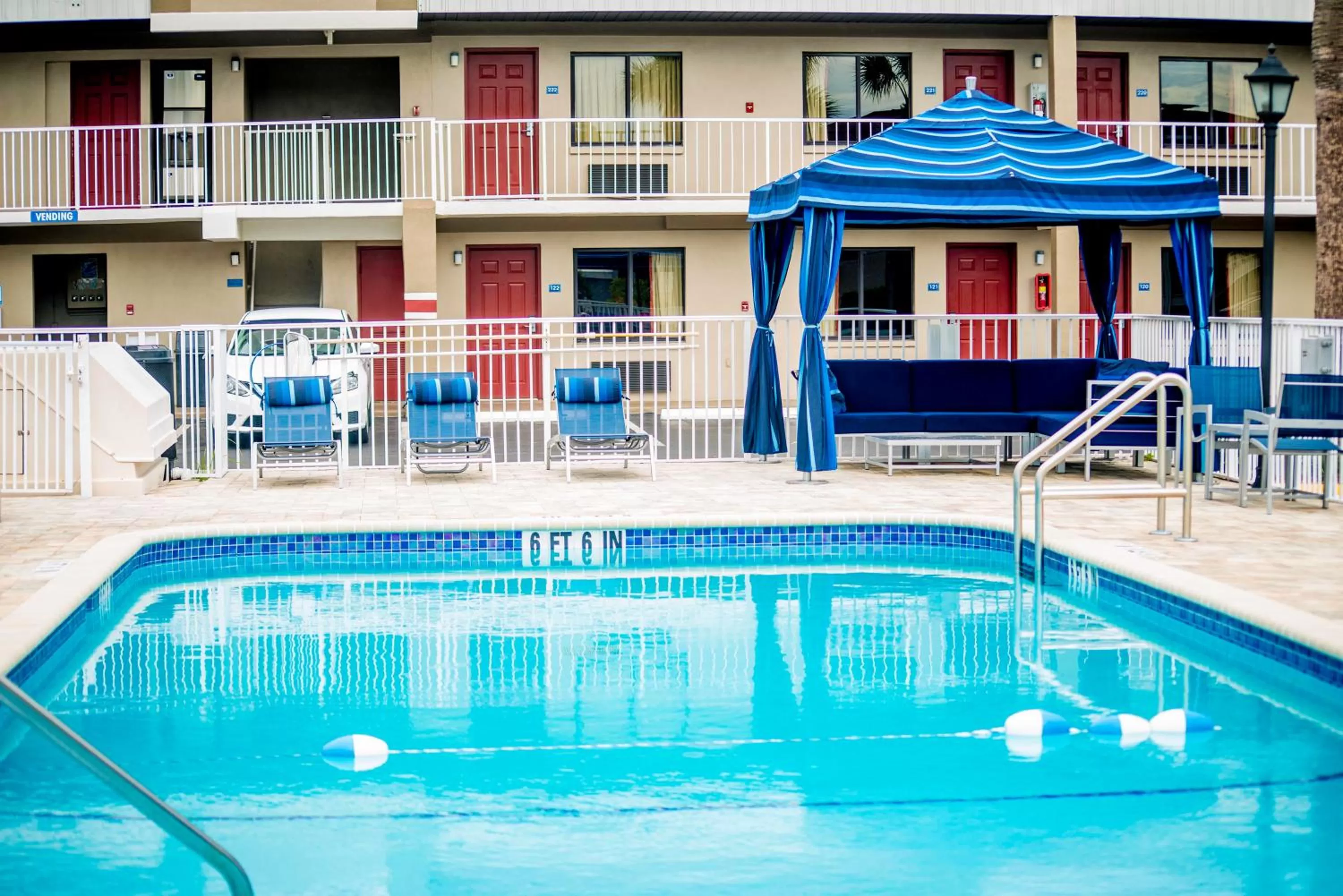 Swimming pool in Hotel South Tampa & Suites
