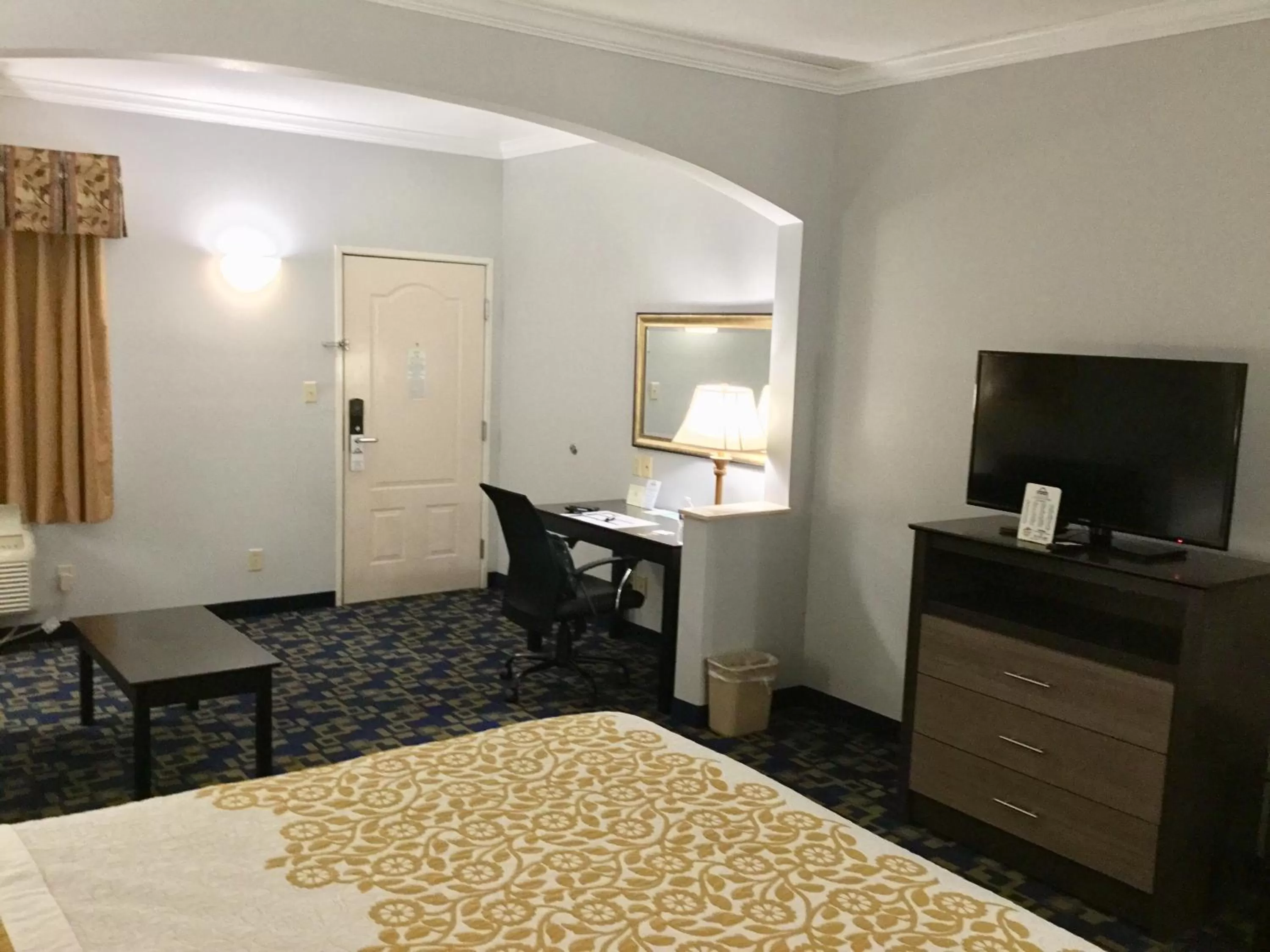 TV and multimedia in Days Inn by Wyndham Robstown