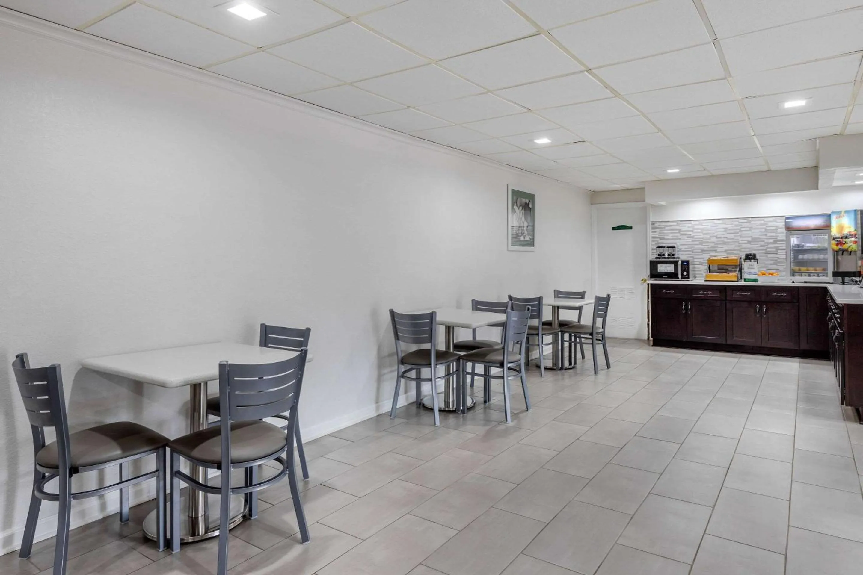 Restaurant/Places to Eat in Suburban Studios at the University