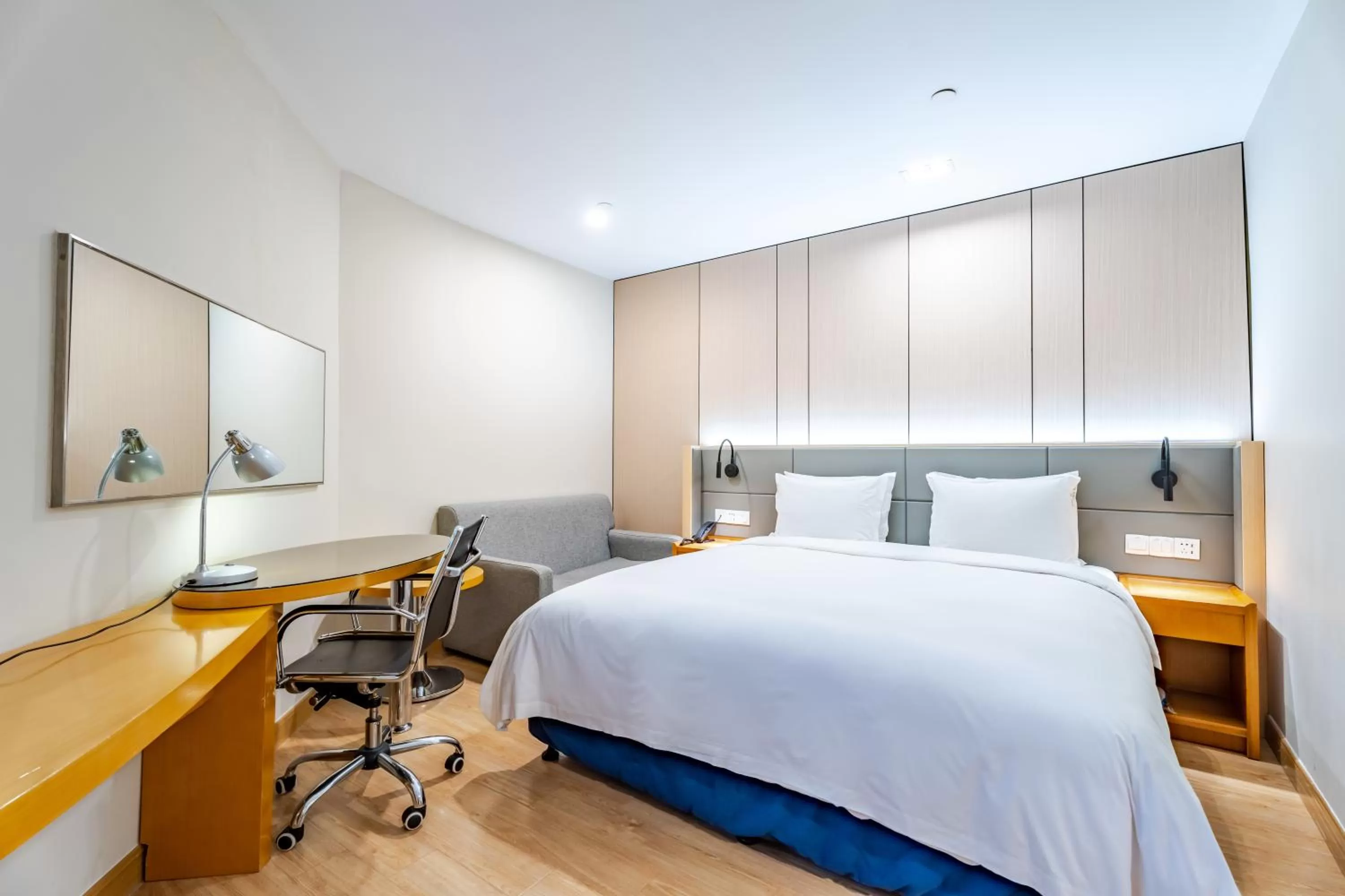 Photo of the whole room, Bed in Holiday Inn Express Shanghai Jinqiao Central by IHG